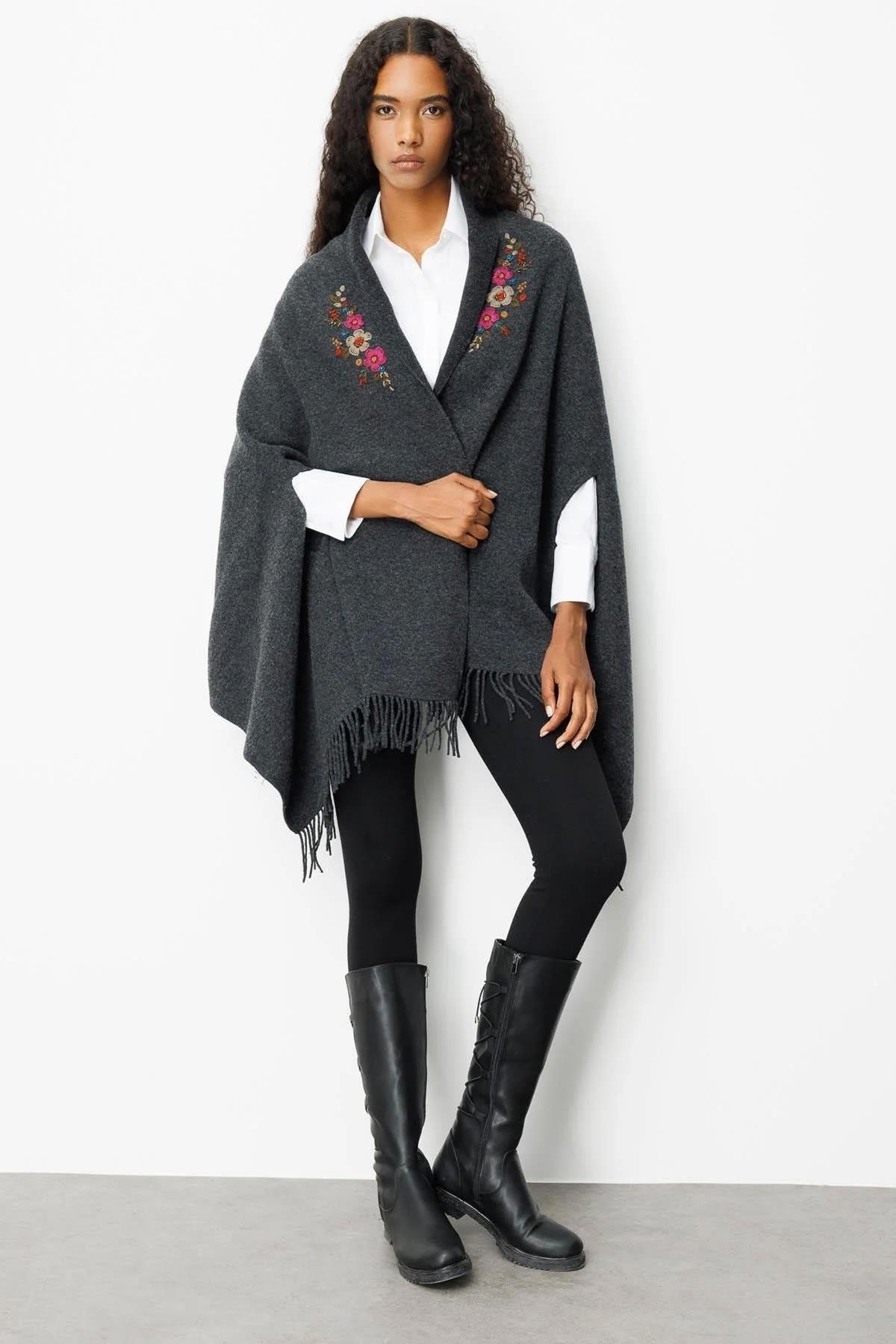 Yakası İşlemeli Koldan Geçmeli Büyük Şal