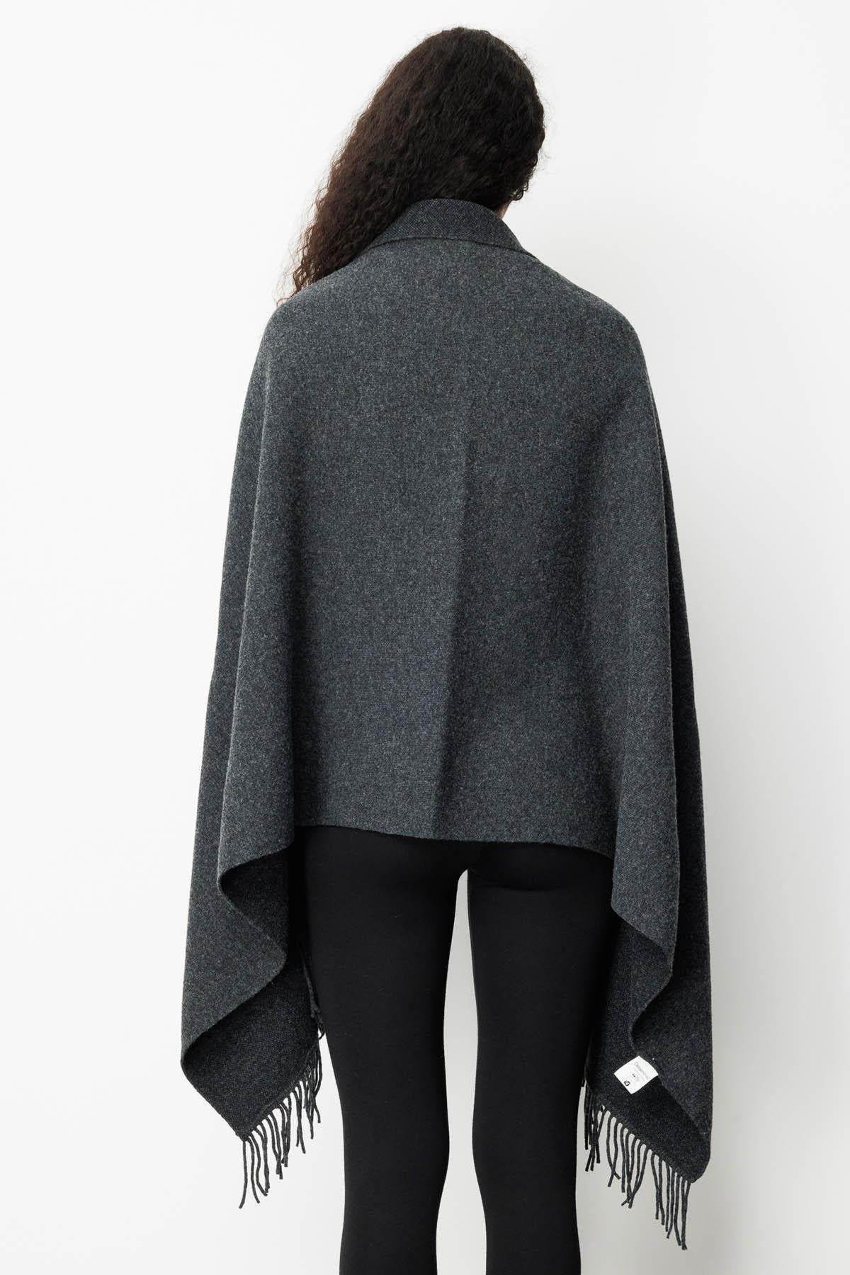 Yakası İşlemeli Koldan Geçmeli Büyük Şal