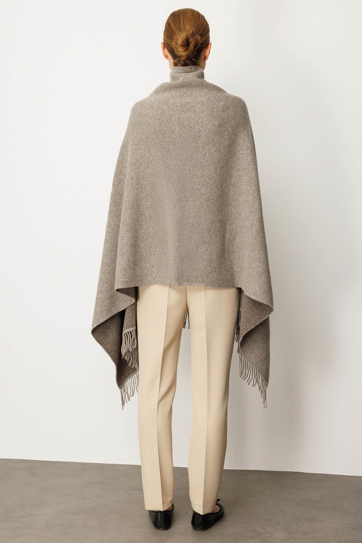 Yakası İşlemeli Koldan Geçmeli Büyük Şal