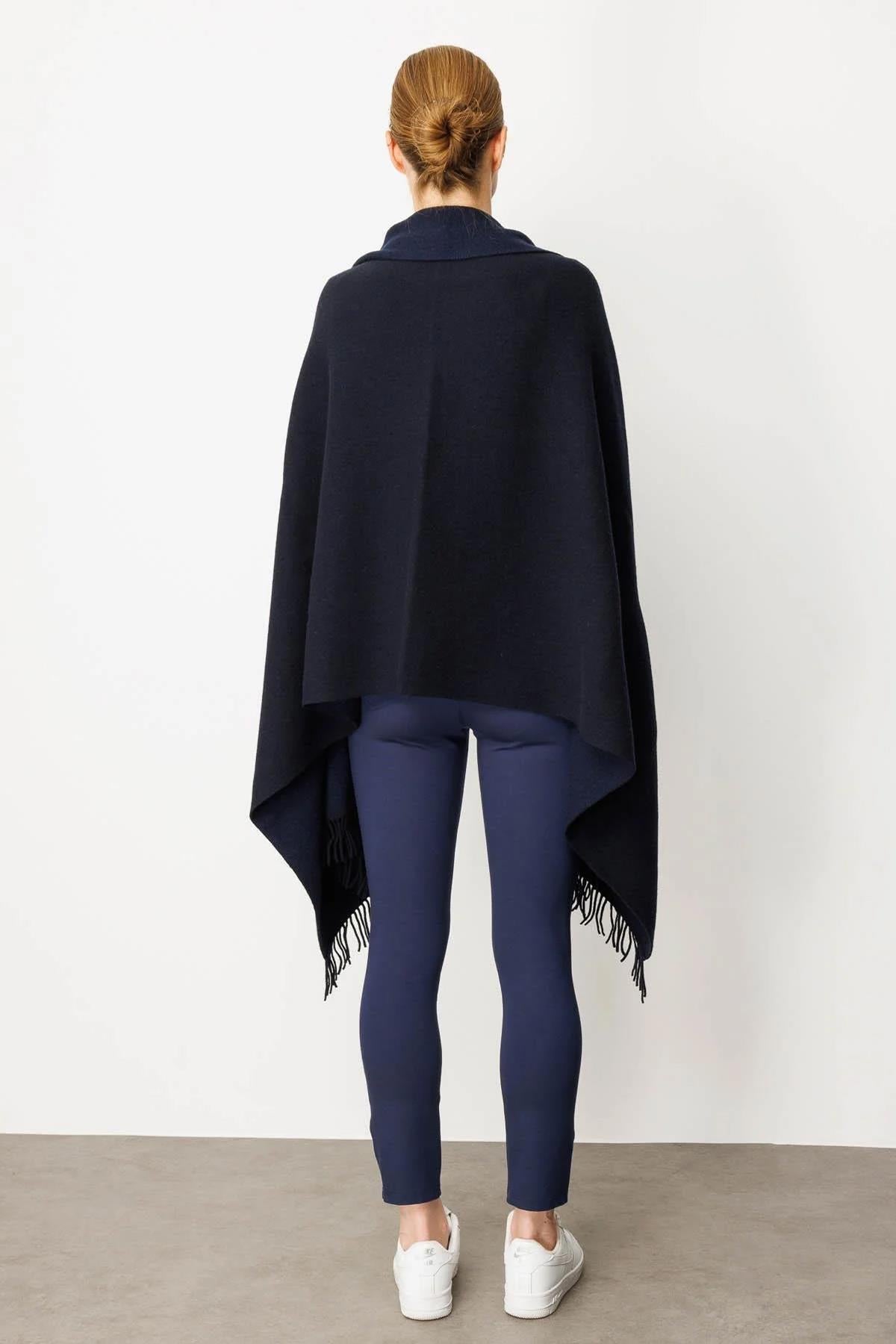 Yakası İşlemeli Koldan Geçmeli Büyük Şal