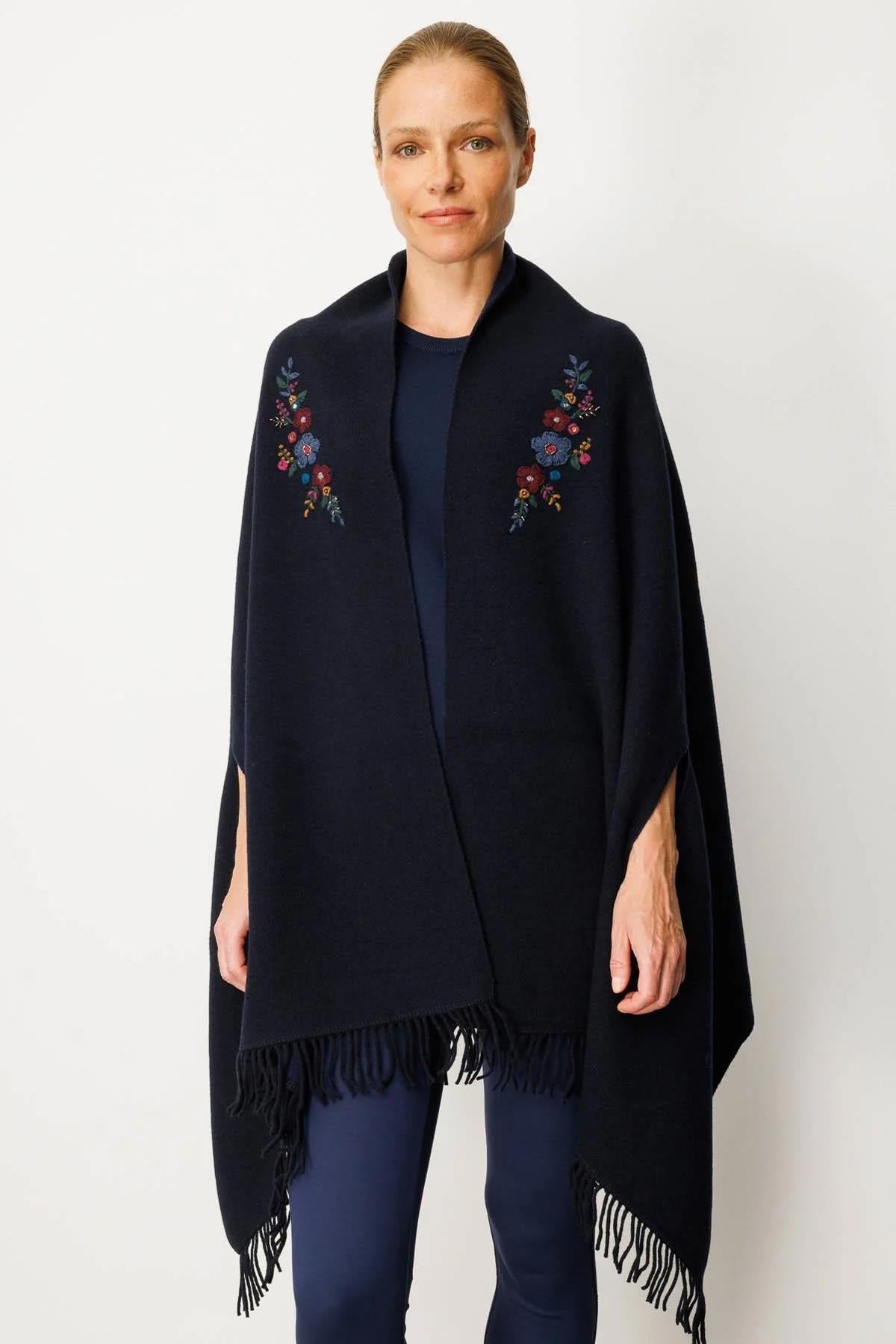 Yakası İşlemeli Koldan Geçmeli Büyük Şal