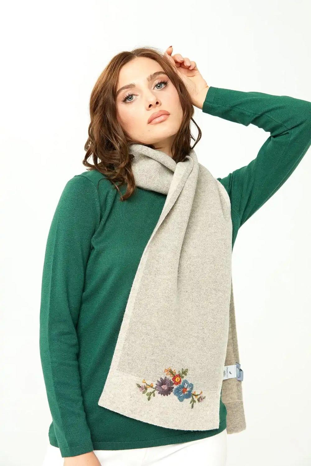 Desen Kenarları Bordürlü Nakışlı Kadın Kaşkol - Eser Giyim