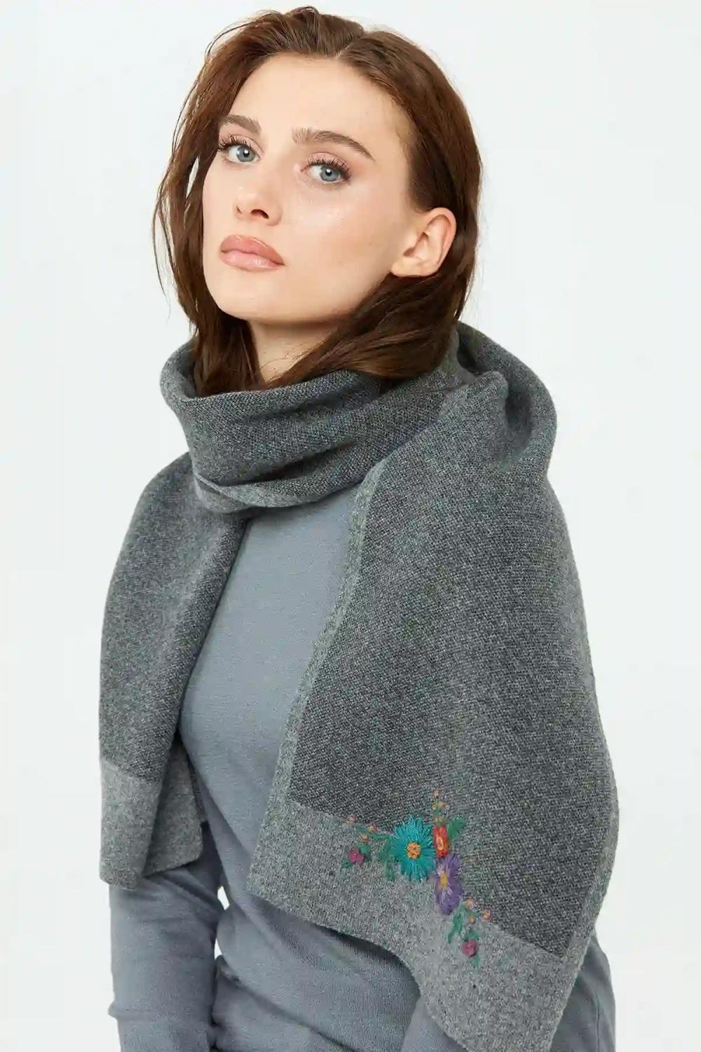 Desen Kenarları Bordürlü Nakışlı Kadın Kaşkol - Eser Giyim