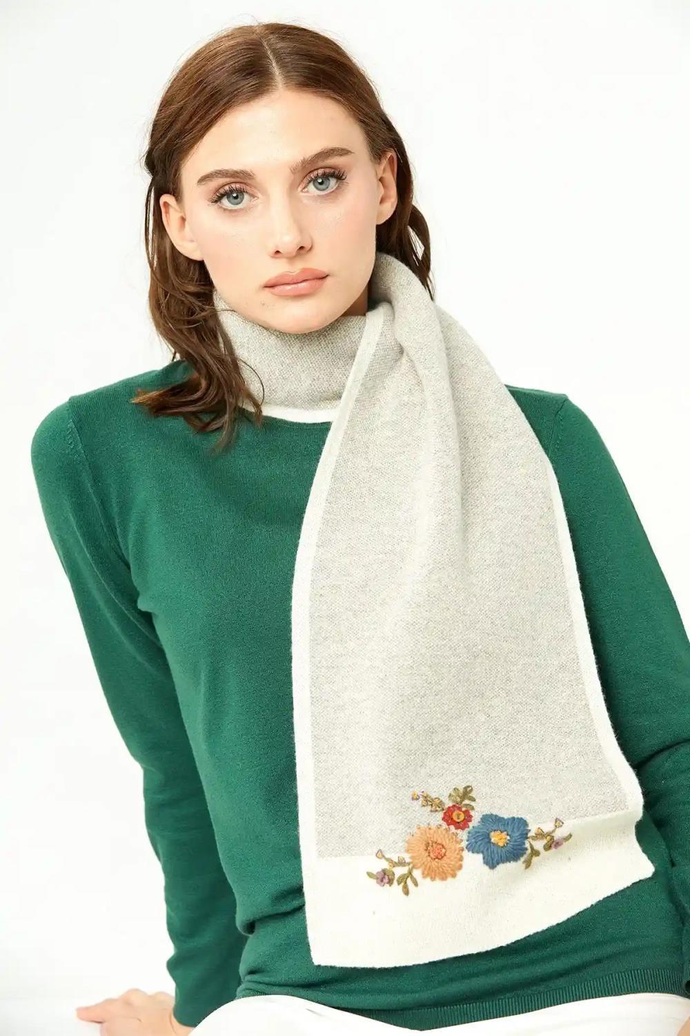 Desen Kenarları Bordürlü Nakışlı Kadın Kaşkol - Eser Giyim