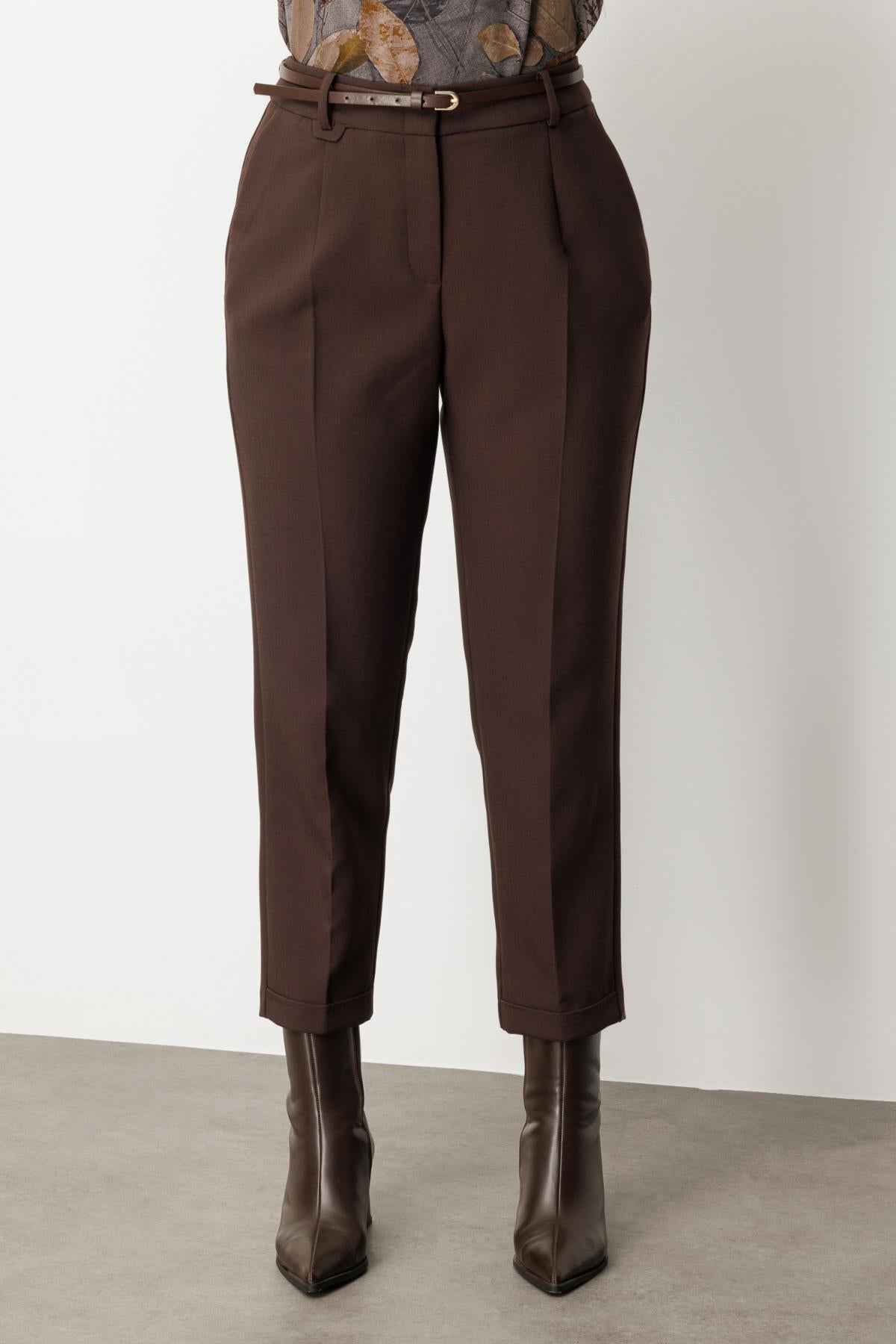 Beli Kemerli Dar Paça Büyük Beden Pantolon