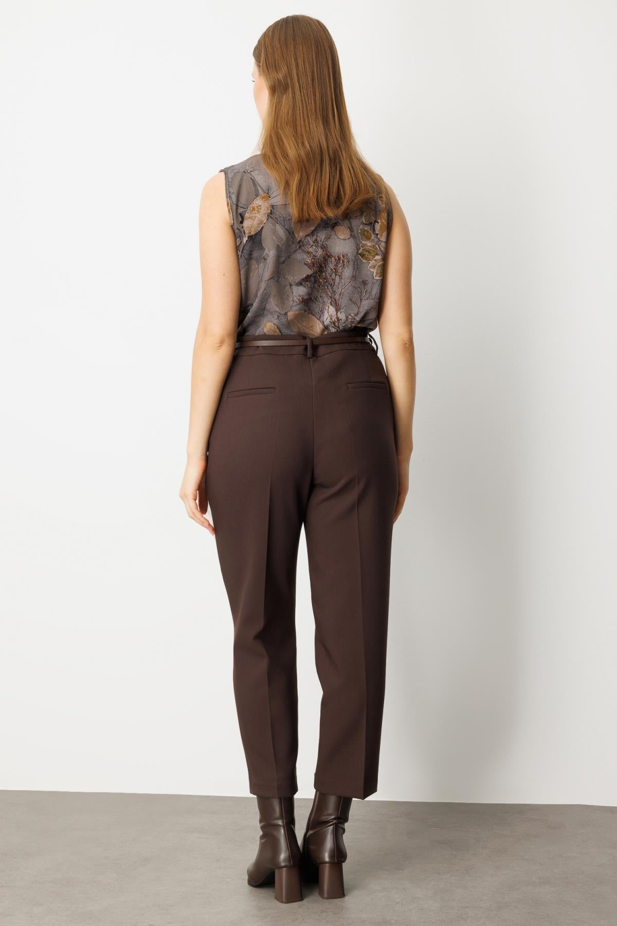 Beli Kemerli Dar Paça Büyük Beden Pantolon