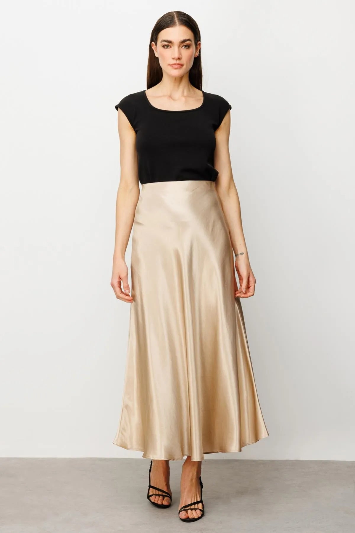 تنورة ساتان طويلة واسعة