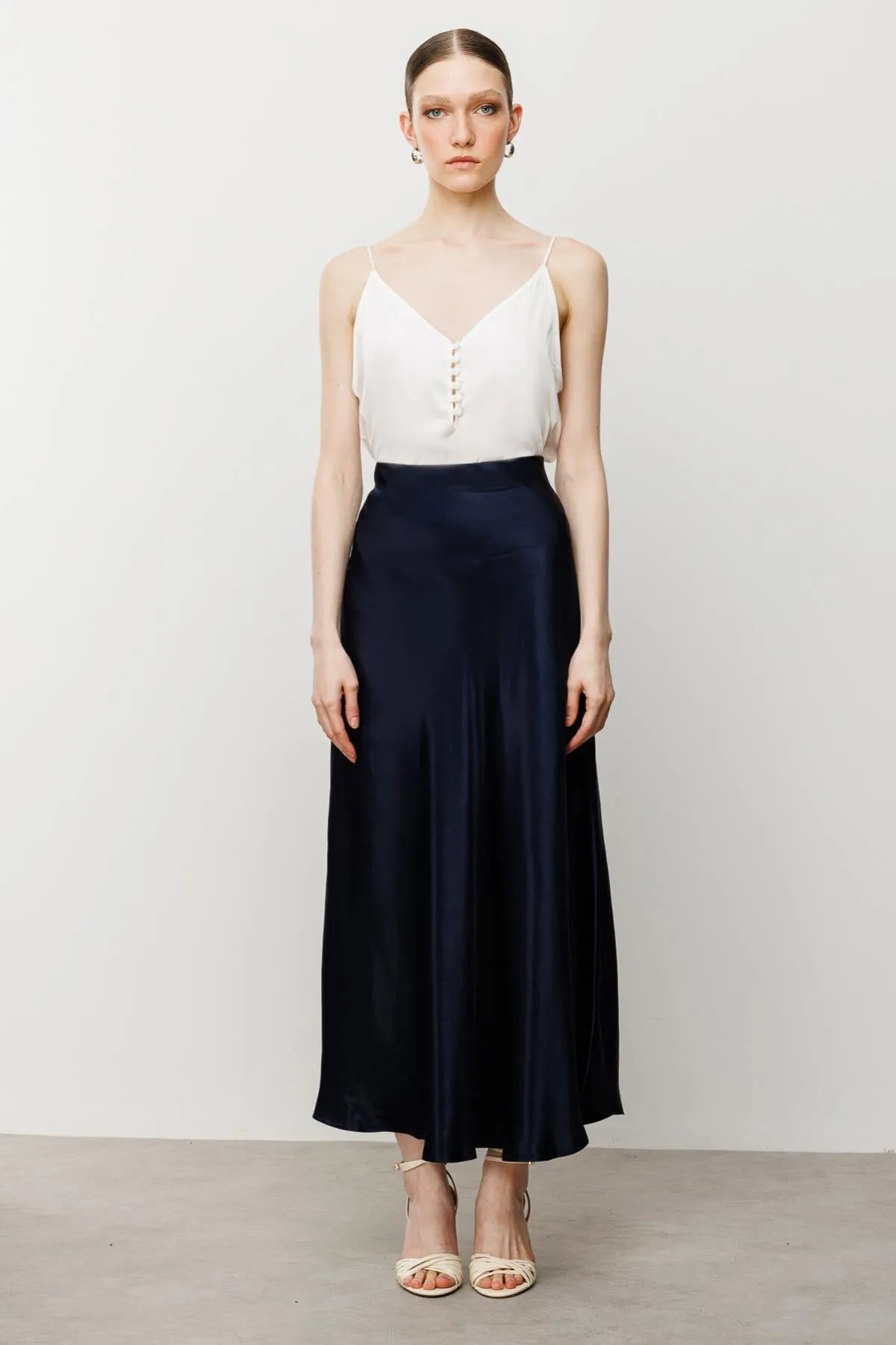 تنورة ساتان طويلة واسعة