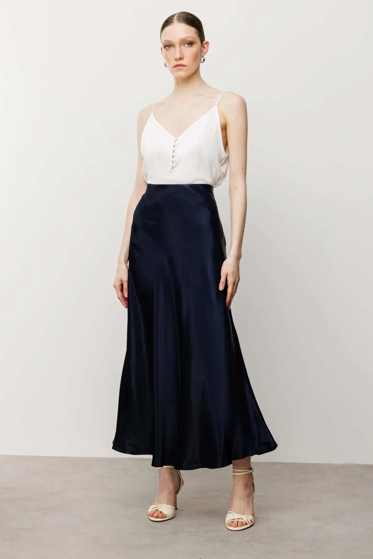 تنورة ساتان طويلة واسعة