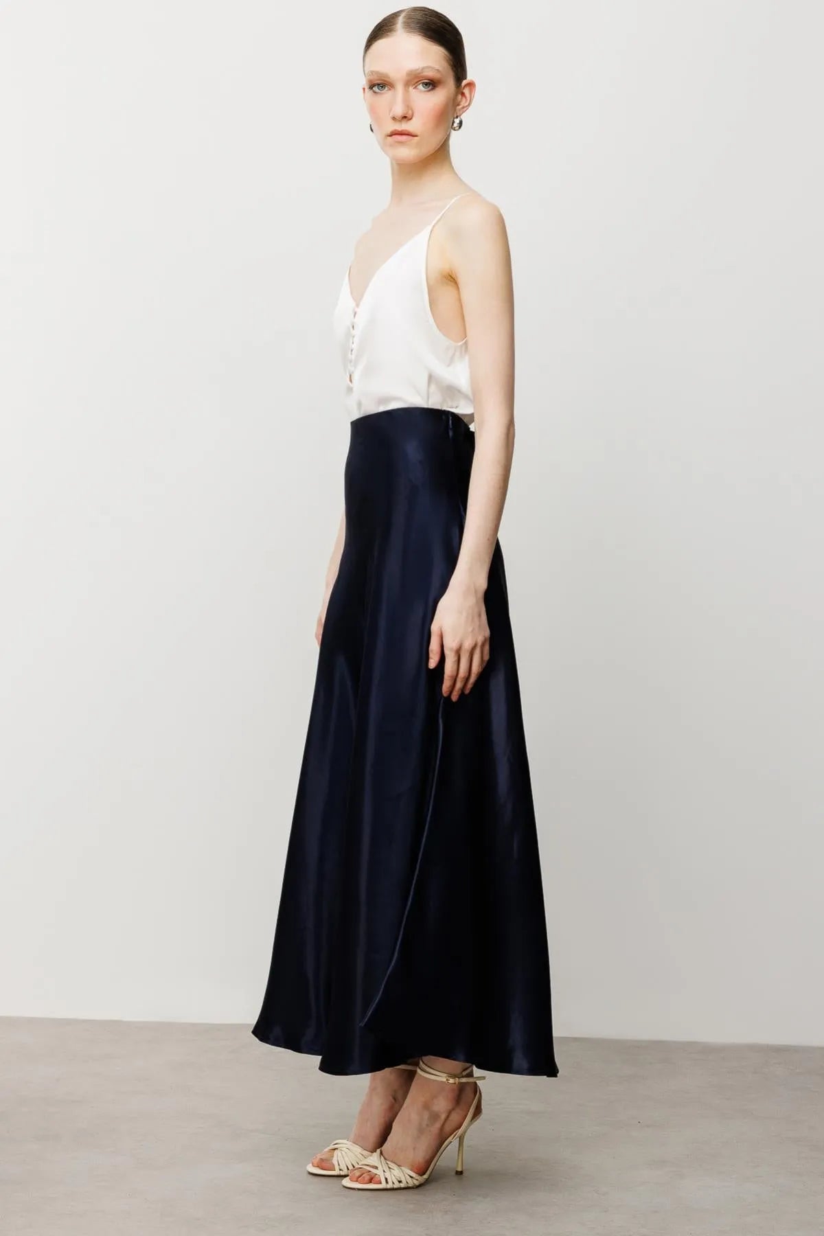 تنورة ساتان طويلة واسعة