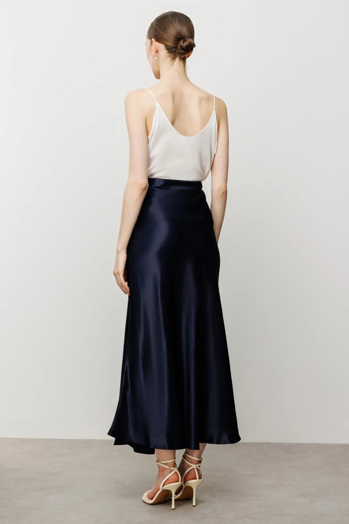 تنورة ساتان طويلة واسعة