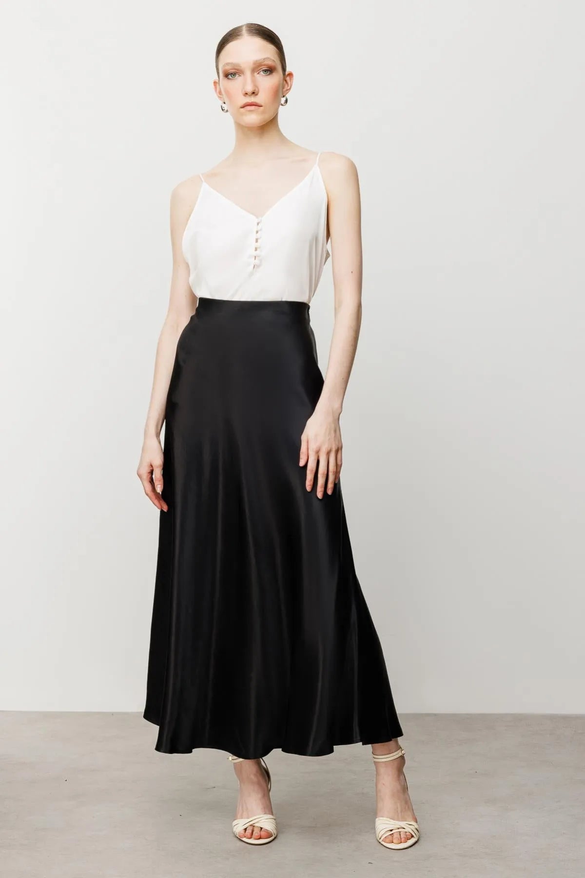 تنورة ساتان طويلة واسعة