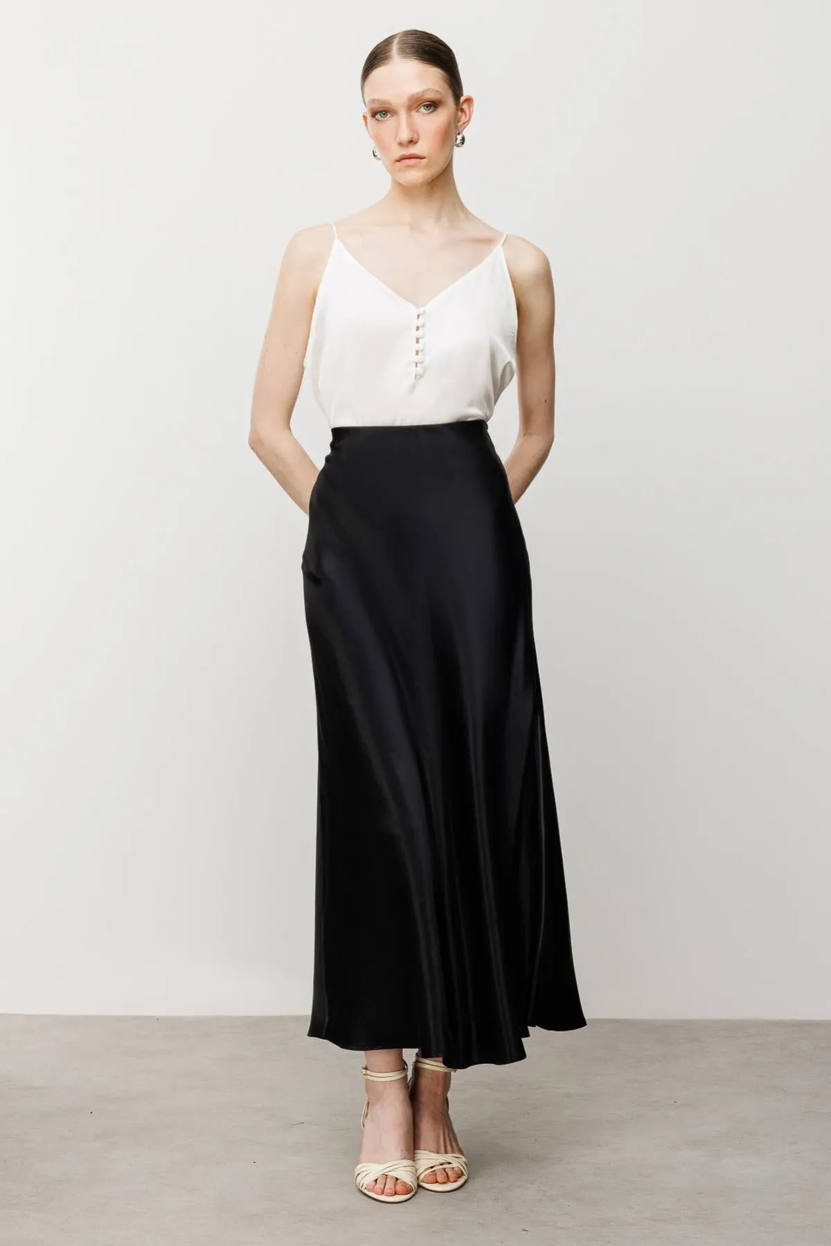 تنورة ساتان طويلة واسعة