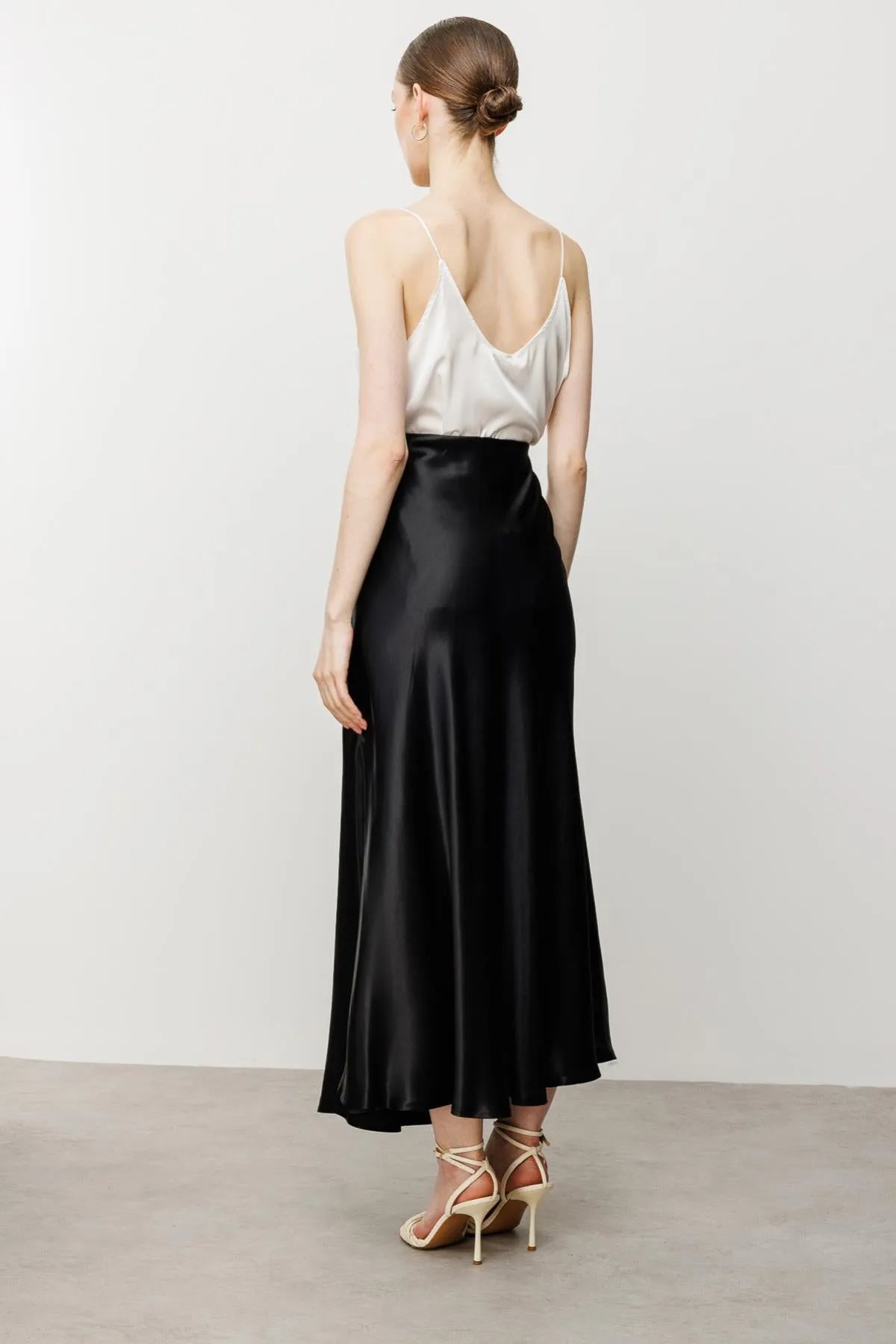 تنورة ساتان طويلة واسعة