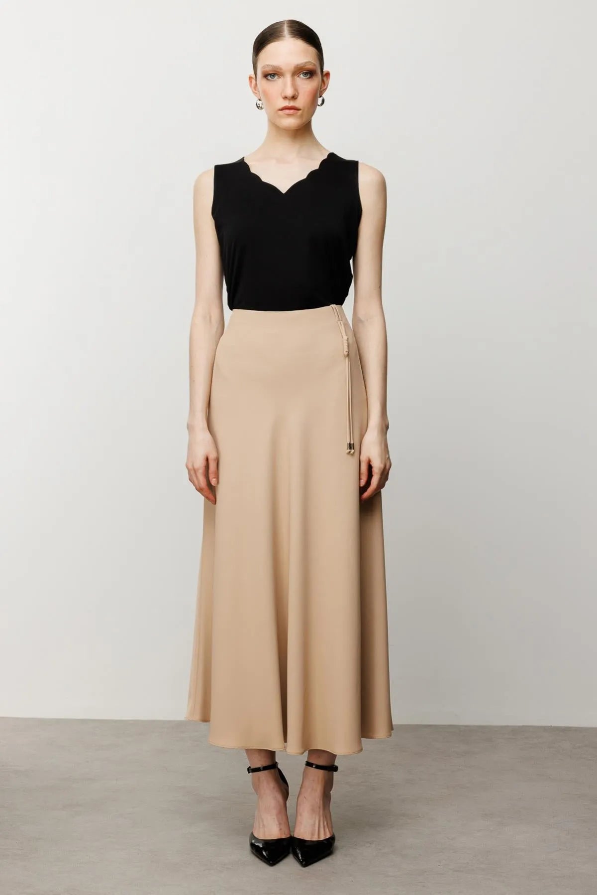 تنورة مكشكشة مع تفاصيل حبل زخرفي