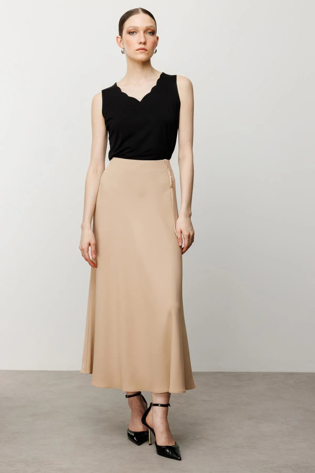 تنورة مكشكشة مع تفاصيل حبل زخرفي