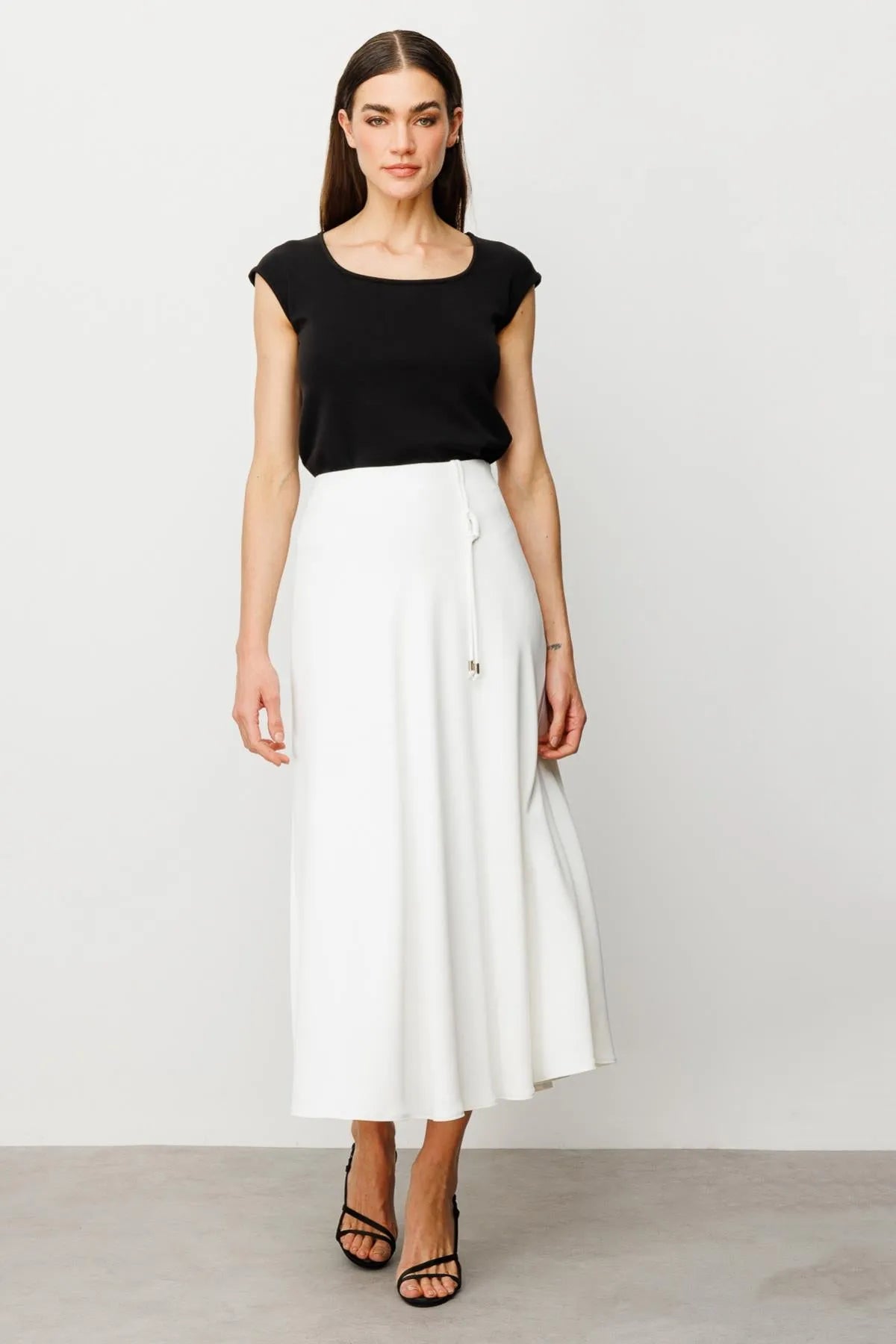 تنورة مكشكشة مع تفاصيل حبل زخرفي