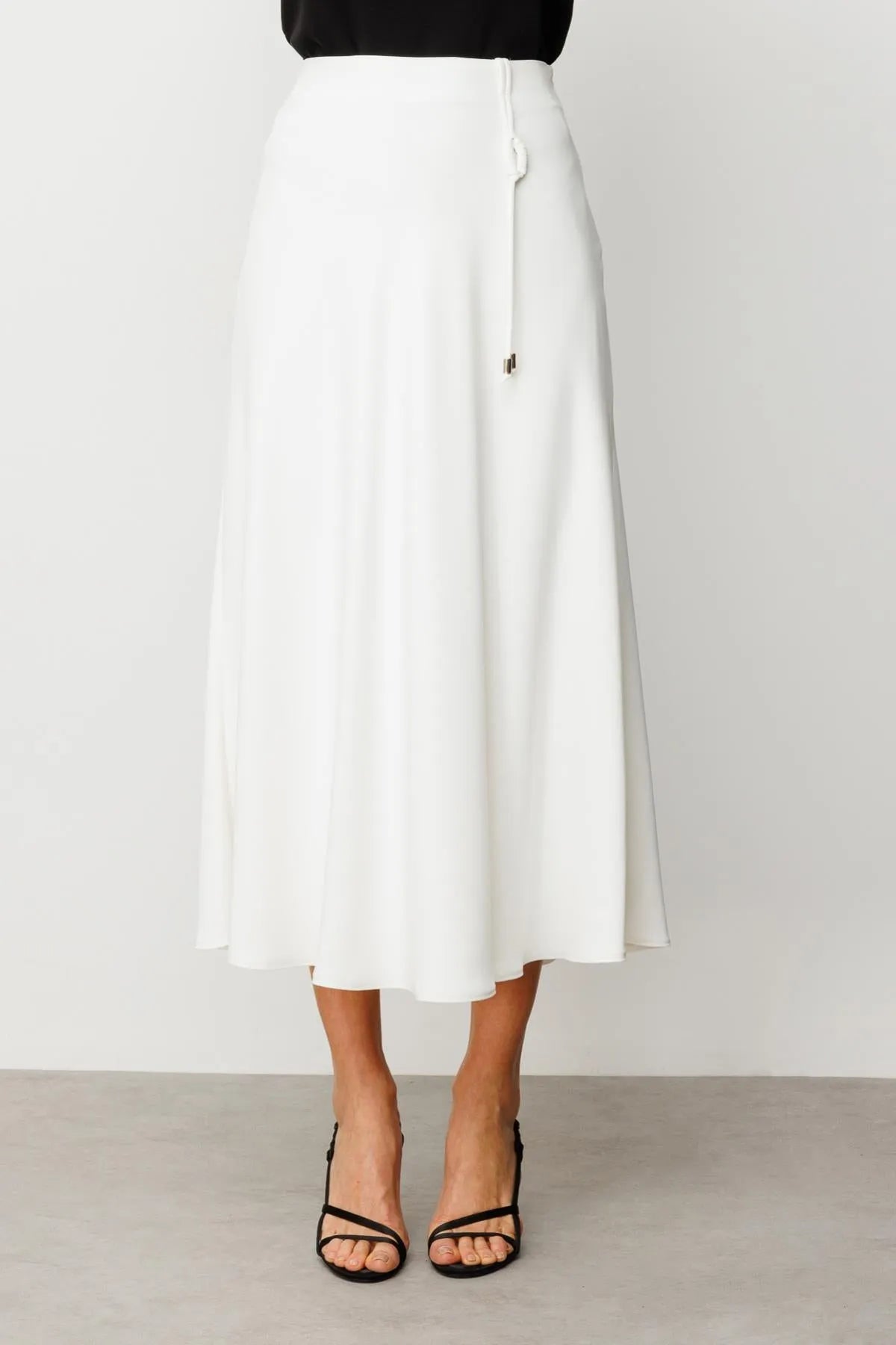 تنورة مكشكشة مع تفاصيل حبل زخرفي