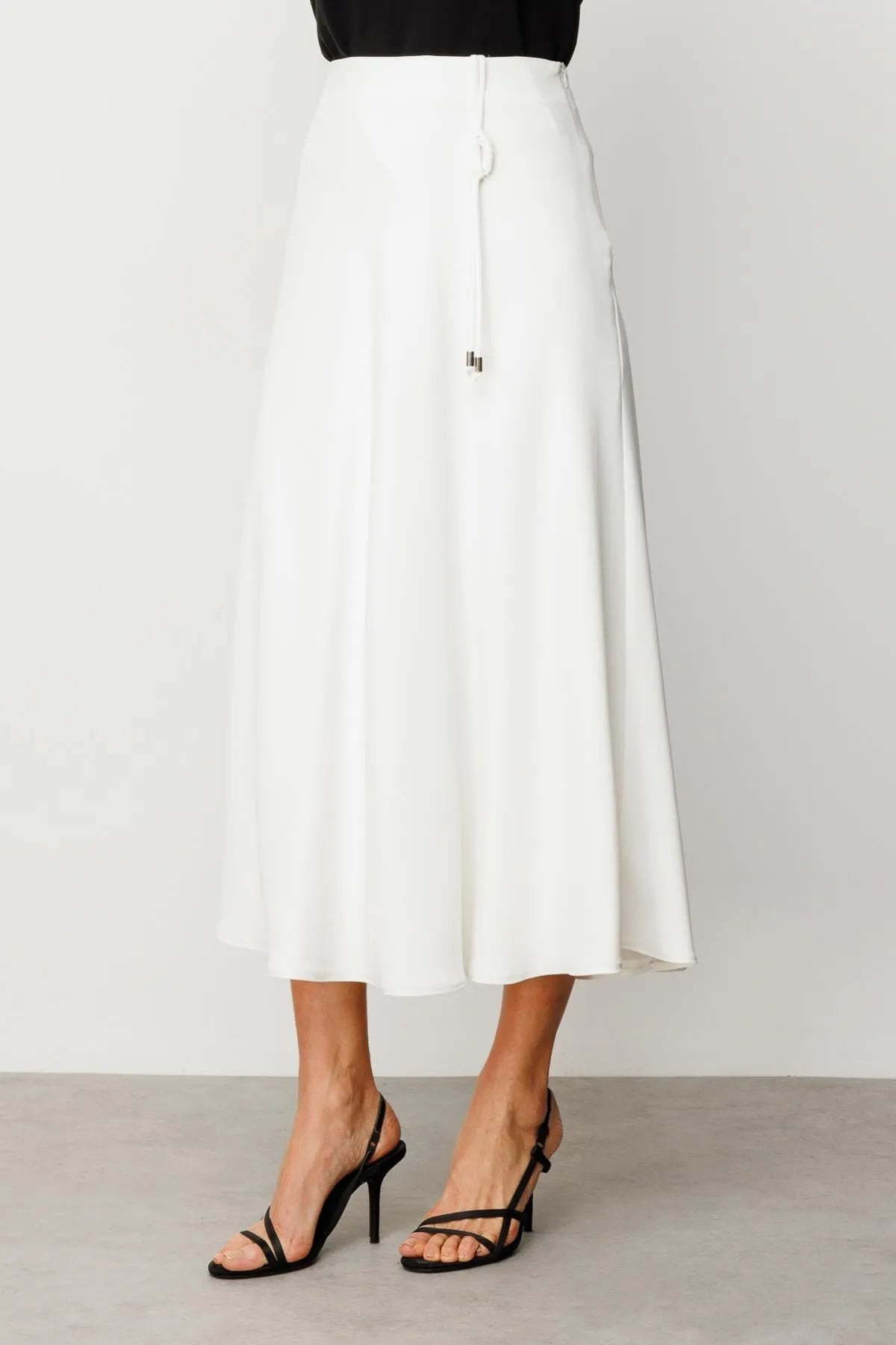 تنورة مكشكشة مع تفاصيل حبل زخرفي