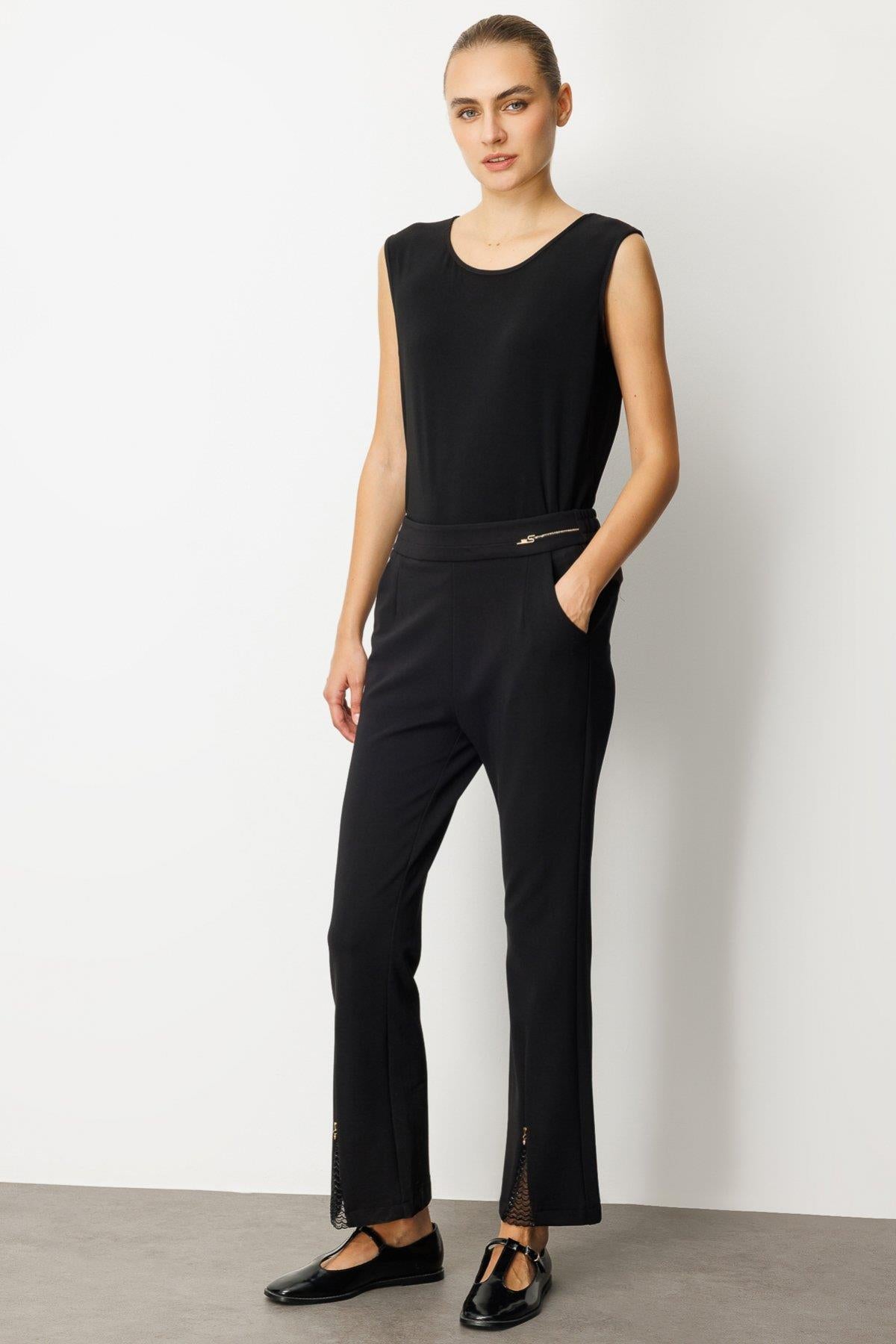 Paçası Taş Detaylı Metal Aksesuarlı Pantolon