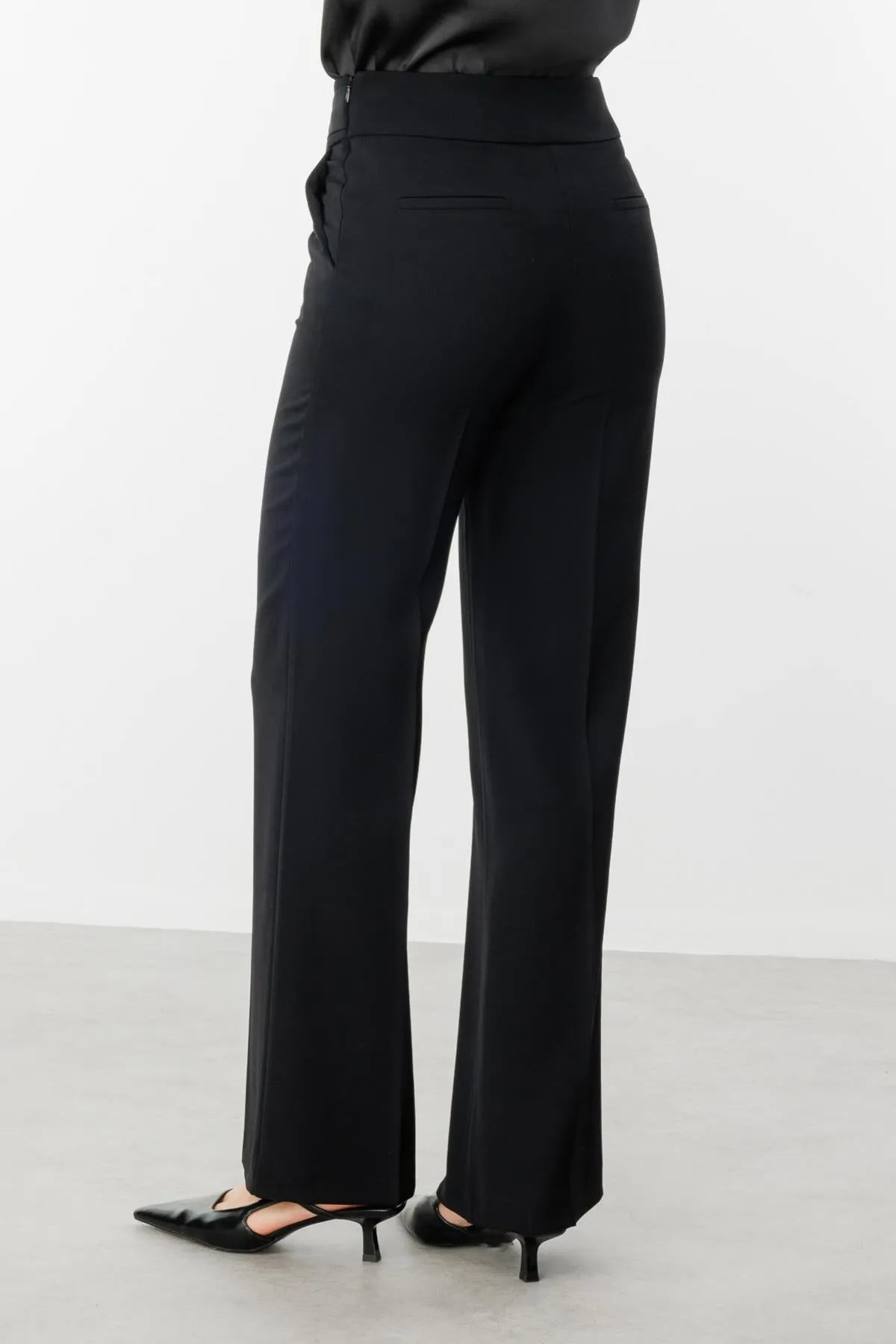 بنطلون واسع الساق مع مشبك الخصر