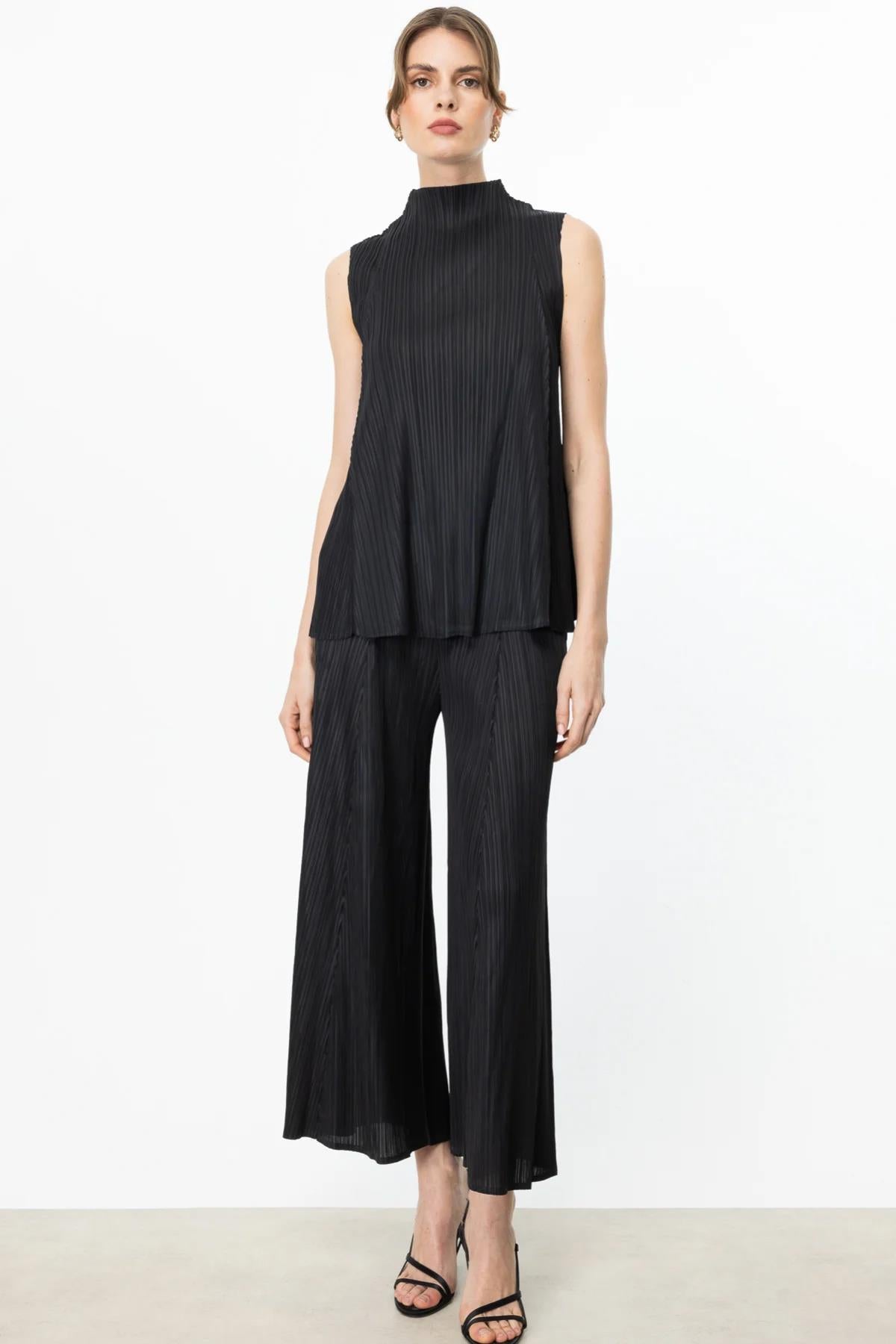 Relaxed Cut Elastic Waist Trousers