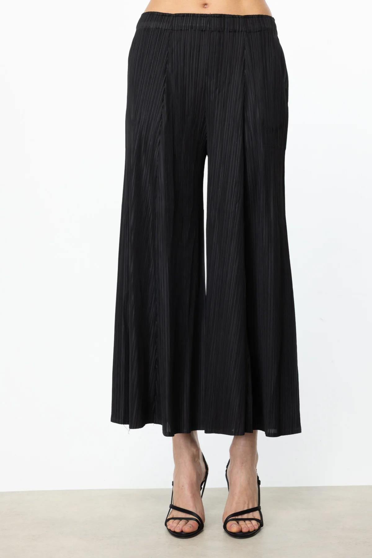 Relaxed Cut Elastic Waist Trousers