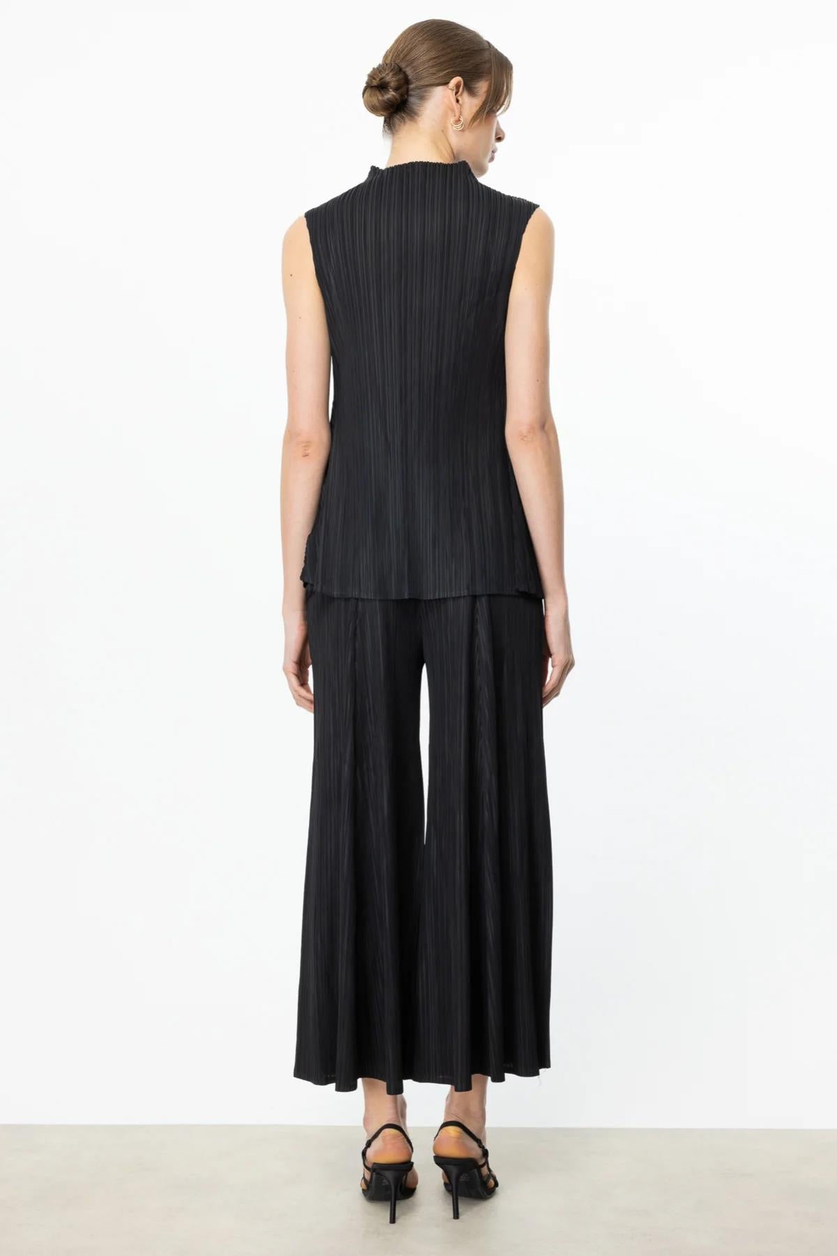 Relaxed Cut Elastic Waist Trousers