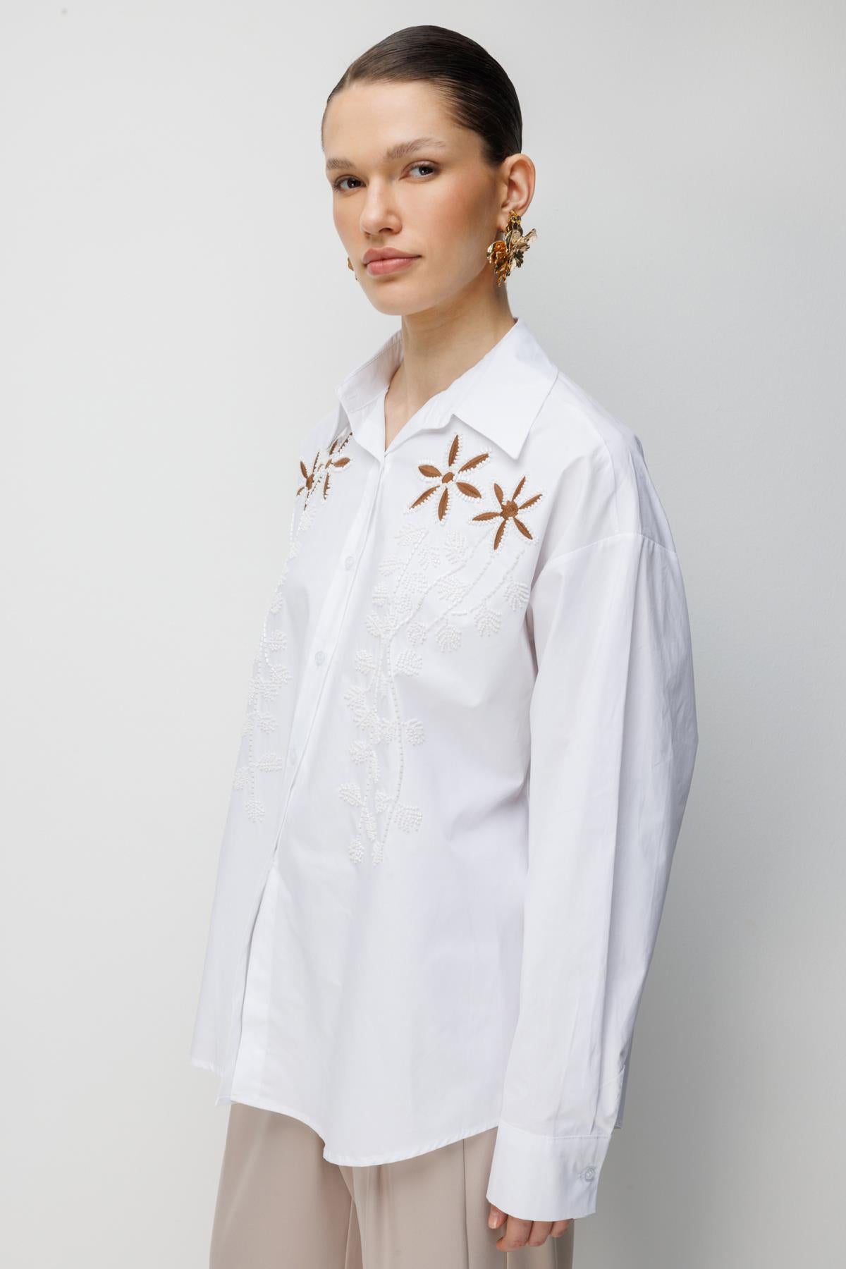 Boncuklu Çiçek İşlemeli Gömlek