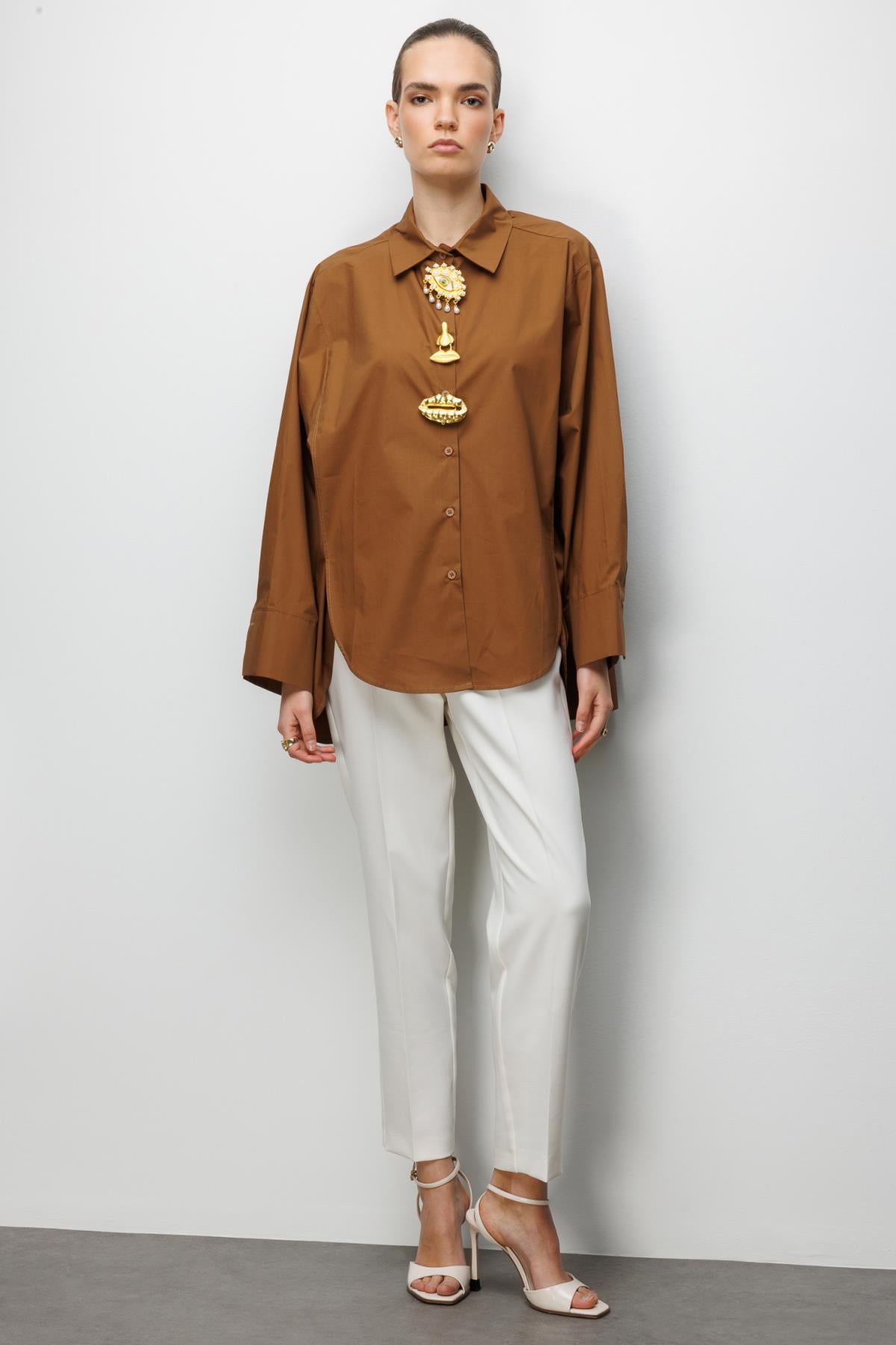 Metal Broşlu Oversize Gömlek