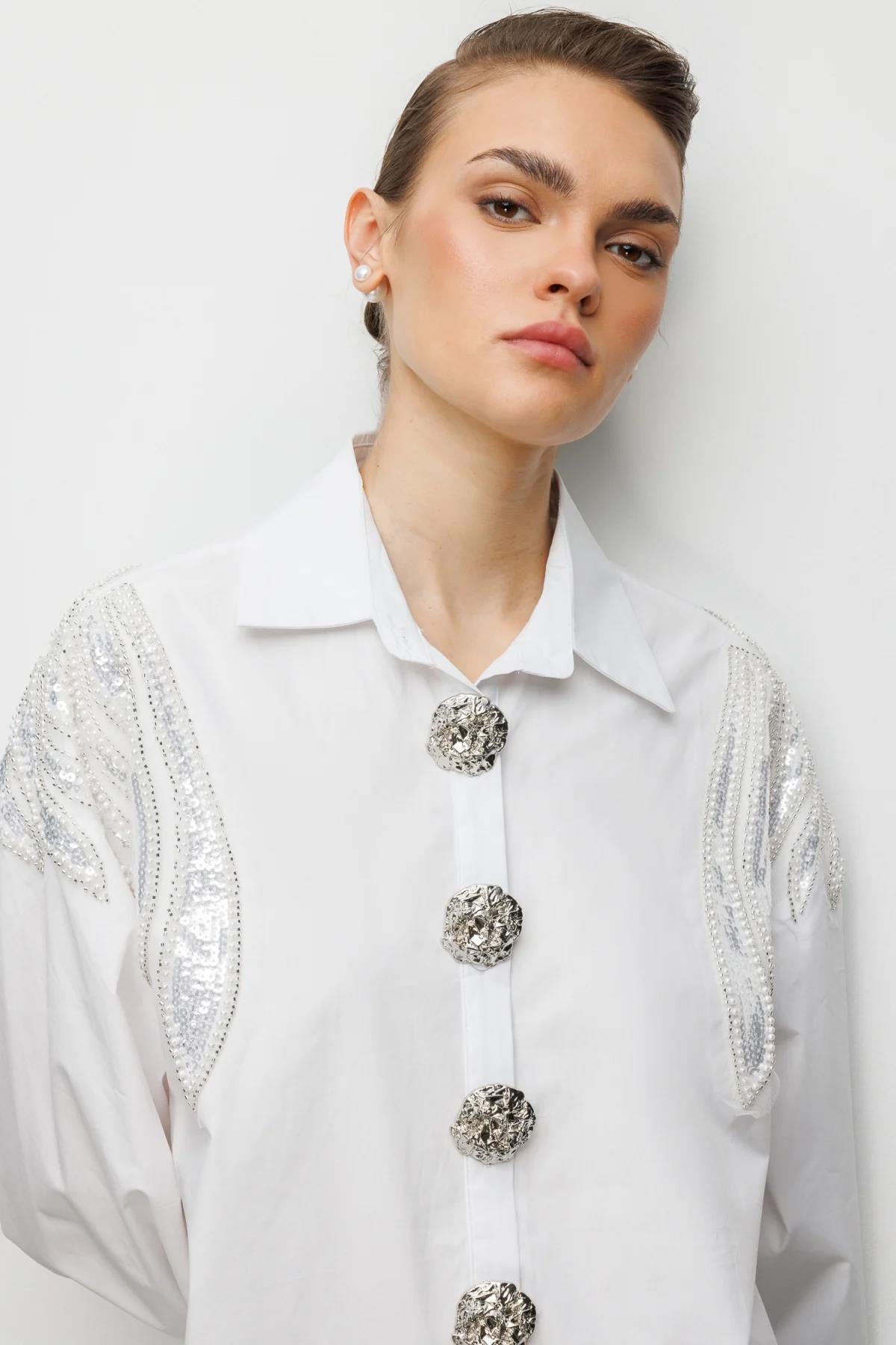 Boncuk İşlemeli Süs Metal Düğmeli Gömlek