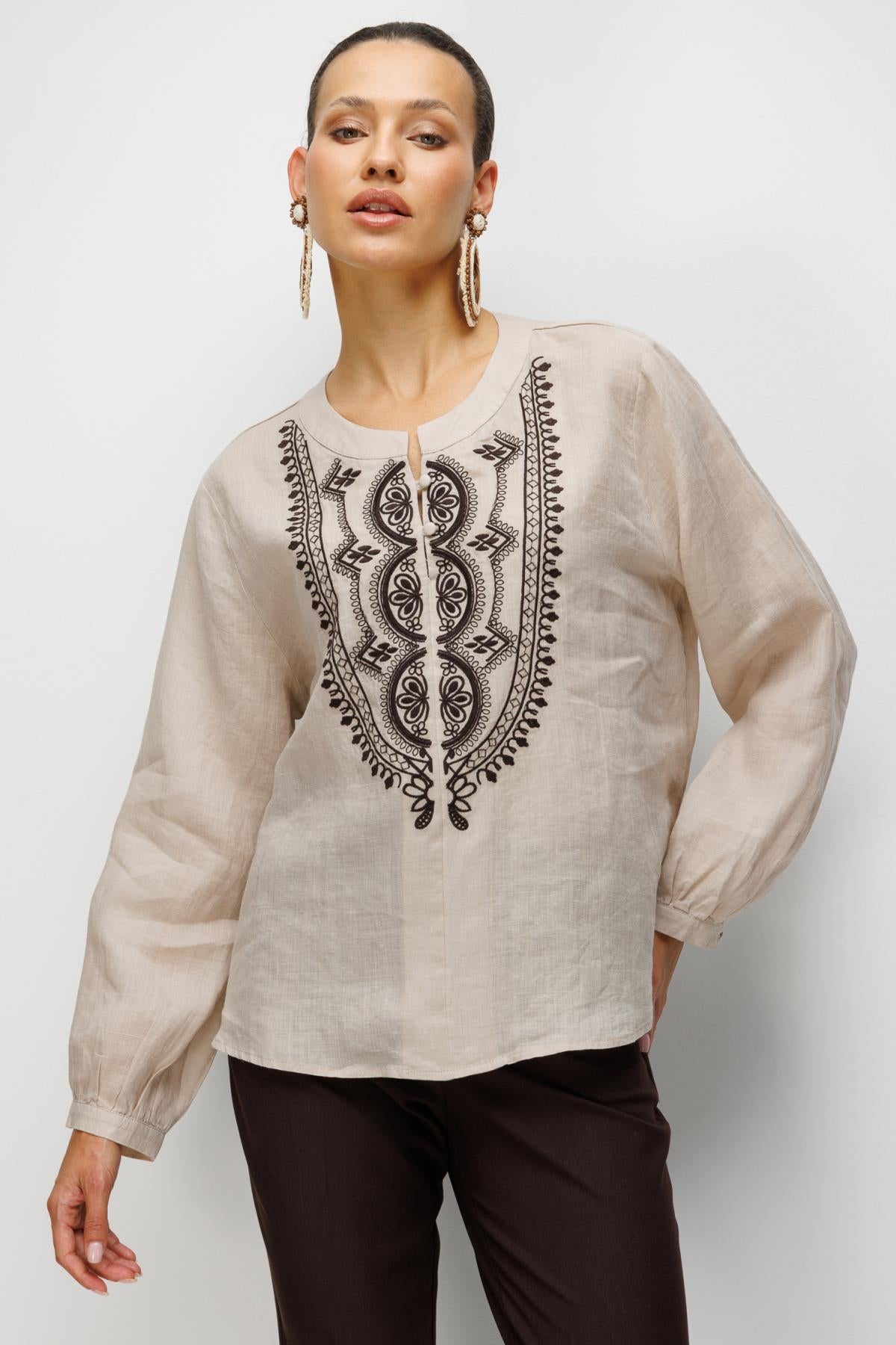 Önü Nakış İşlemeli Hakim Yaka Bluz