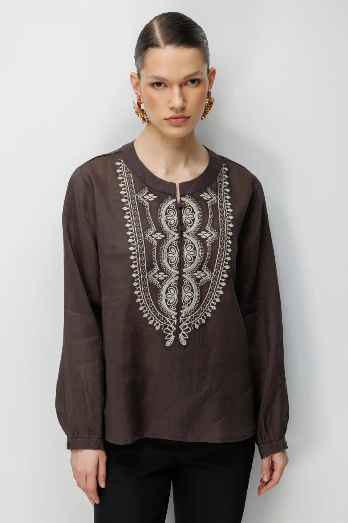 Önü Nakış İşlemeli Hakim Yaka Bluz