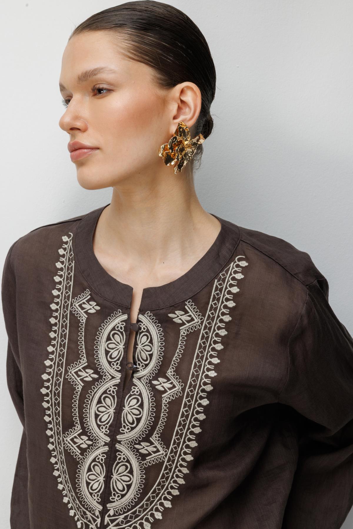 Önü Nakış İşlemeli Hakim Yaka Bluz