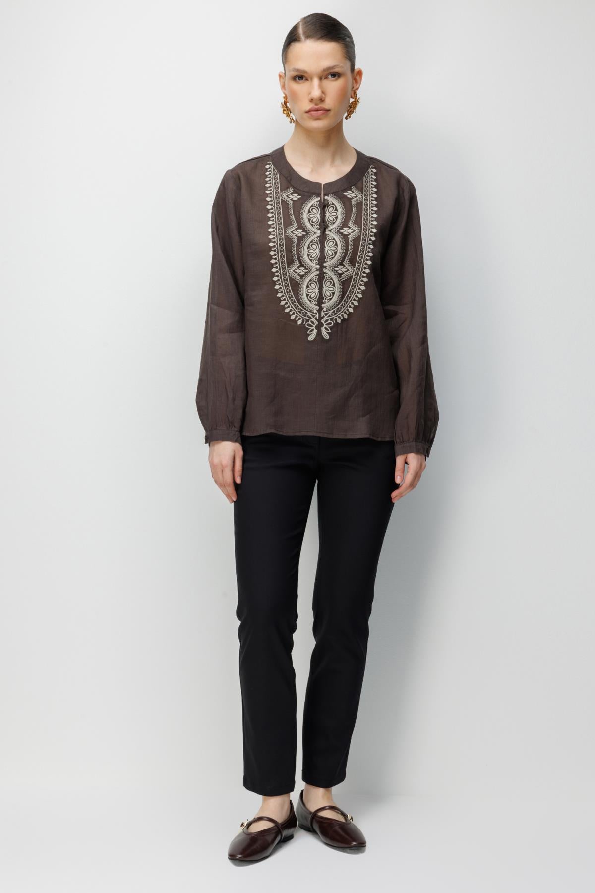 Önü Nakış İşlemeli Hakim Yaka Bluz