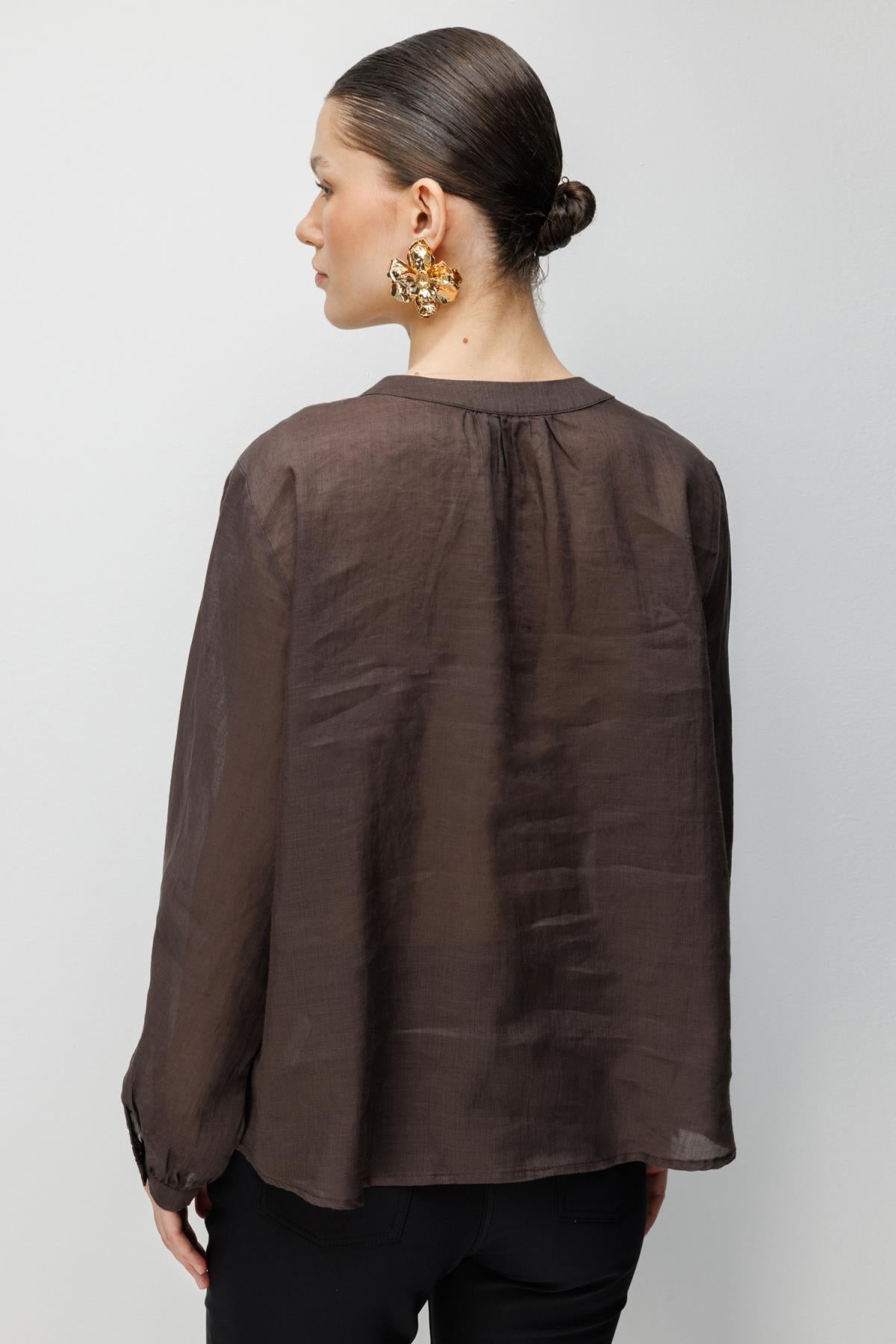 Önü Nakış İşlemeli Hakim Yaka Bluz