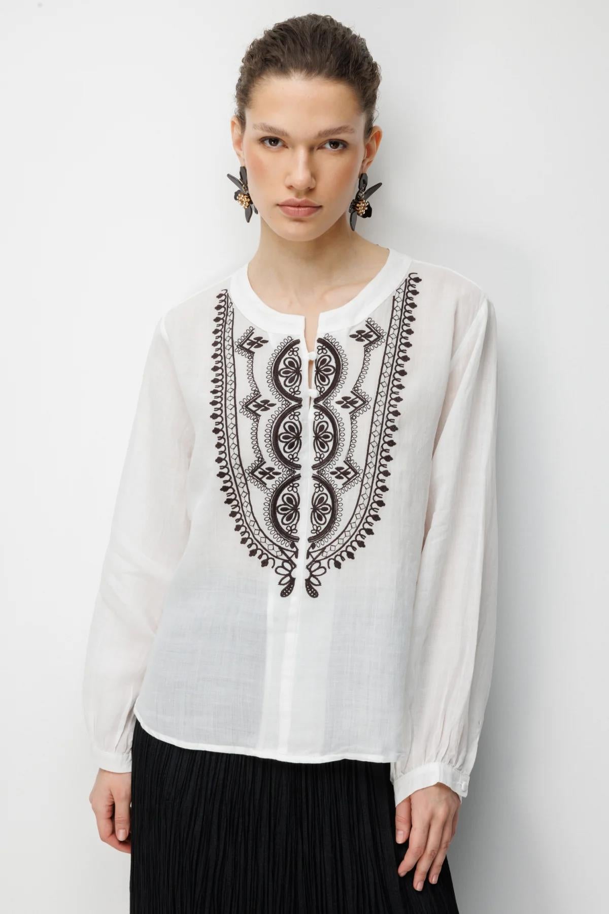 Önü Nakış İşlemeli Hakim Yaka Bluz