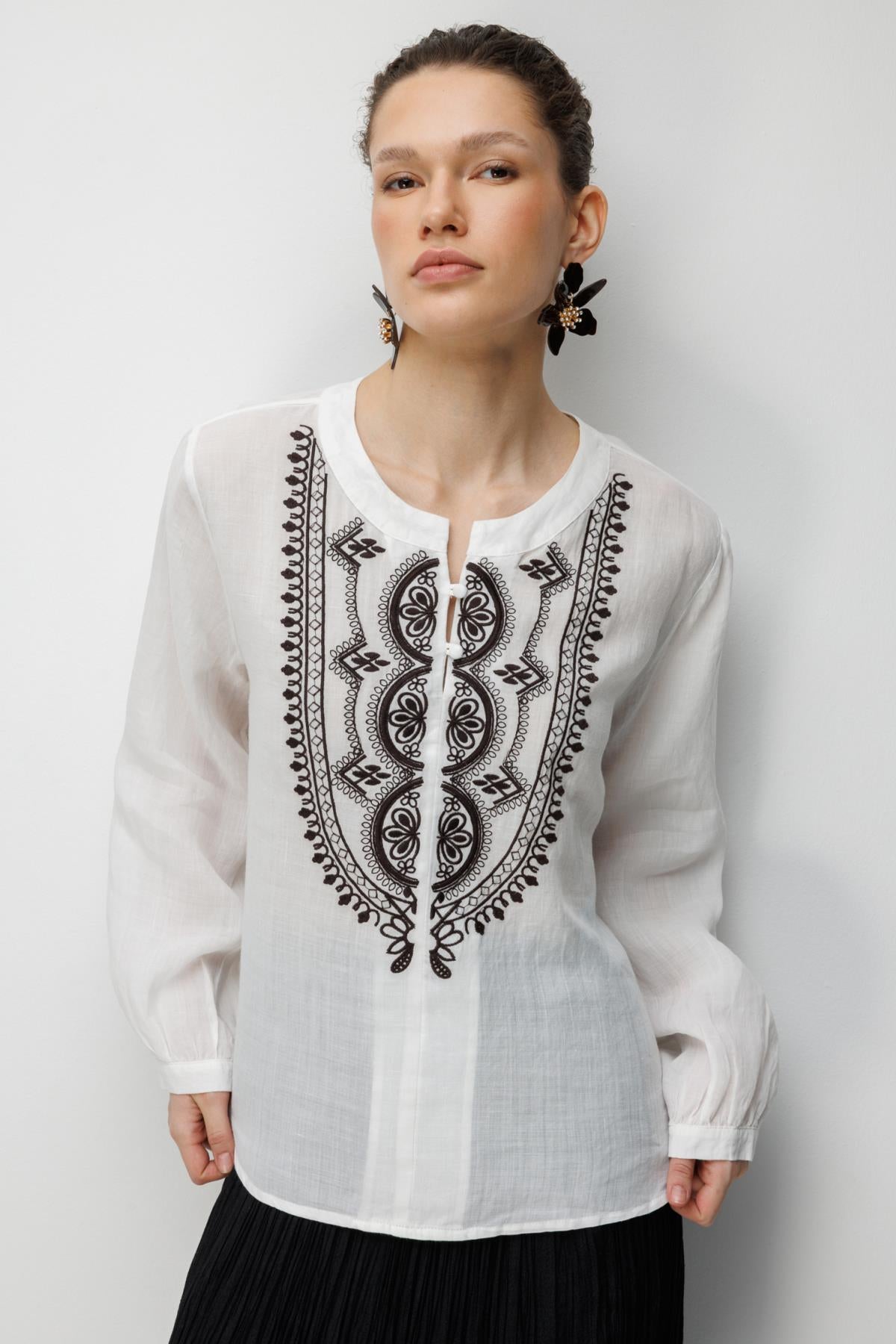 Önü Nakış İşlemeli Hakim Yaka Bluz