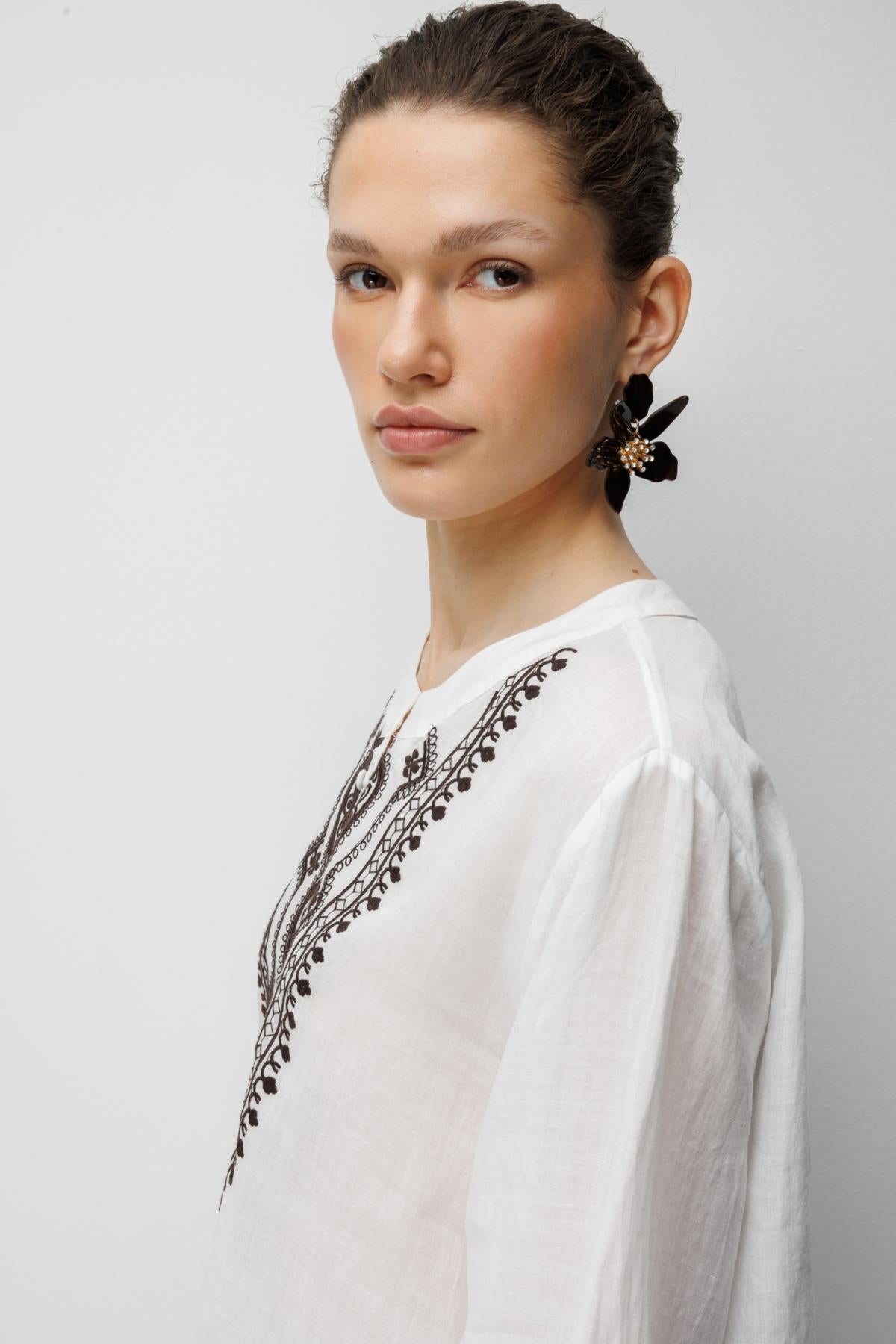 Önü Nakış İşlemeli Hakim Yaka Bluz