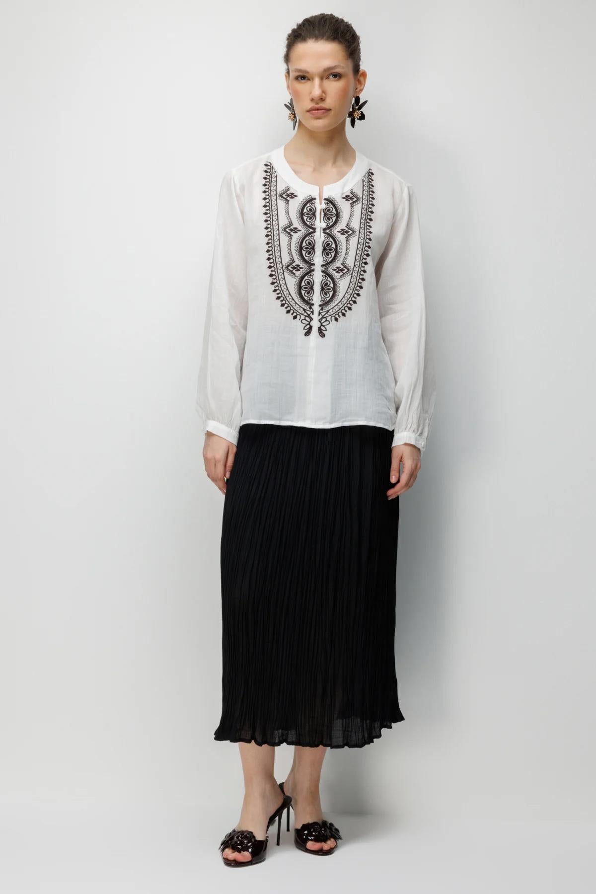 Önü Nakış İşlemeli Hakim Yaka Bluz