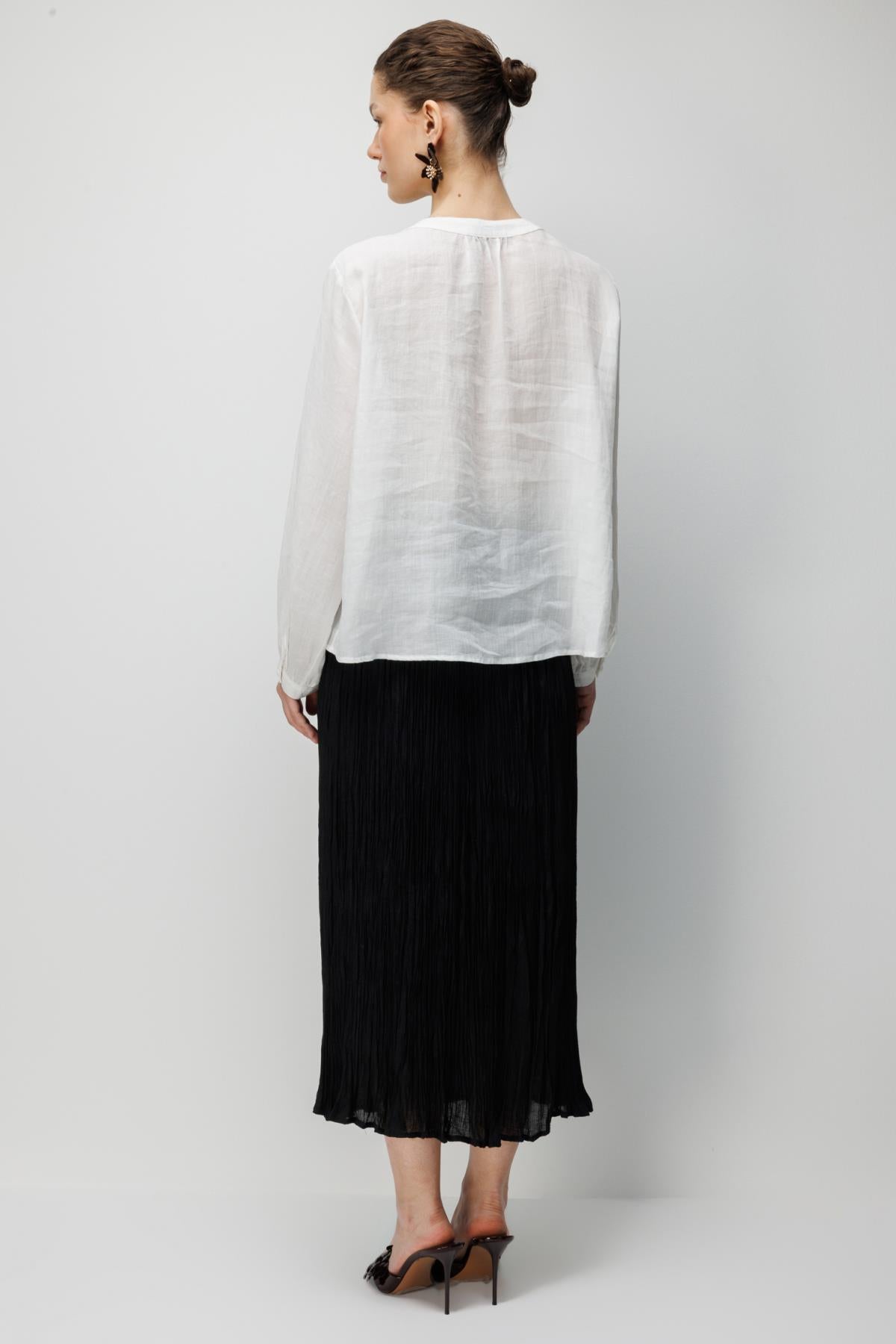 Önü Nakış İşlemeli Hakim Yaka Bluz