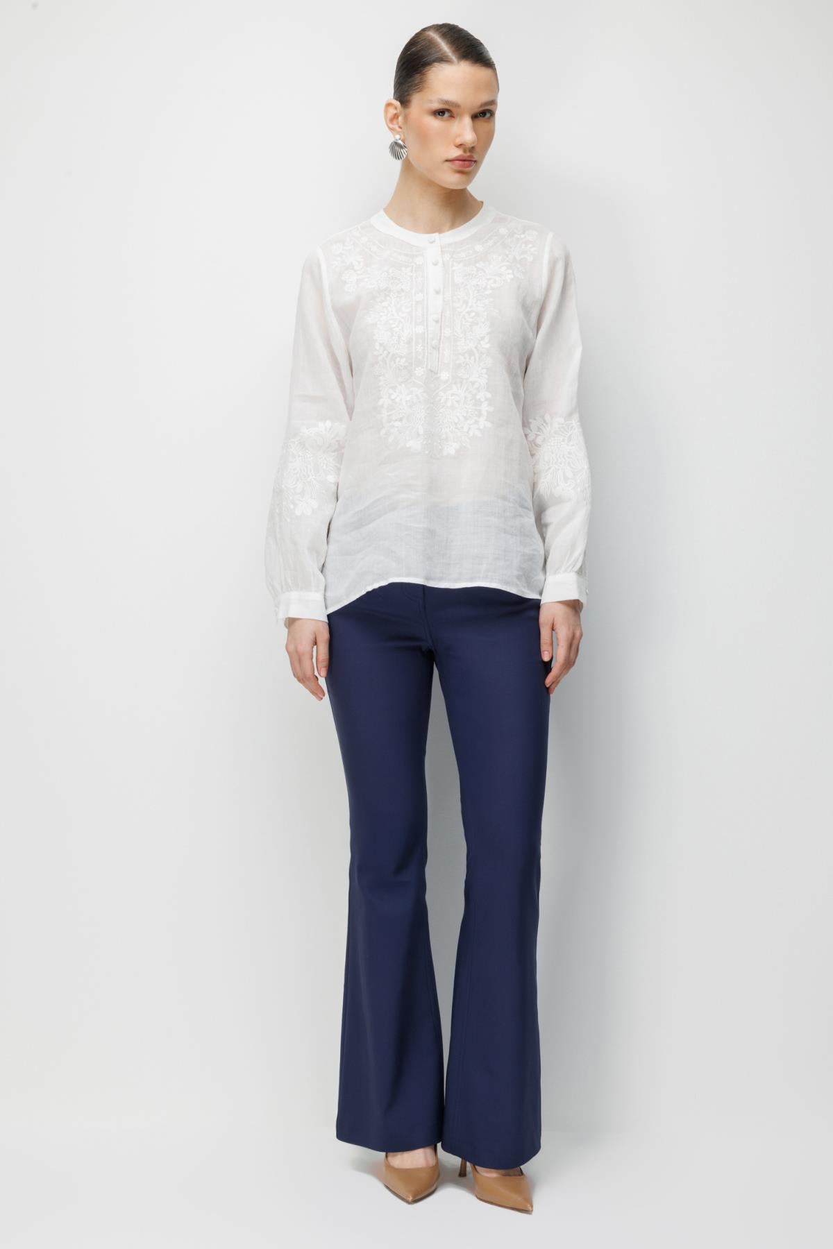 İşleme Detaylı Uzun Kollu Keten Bluz