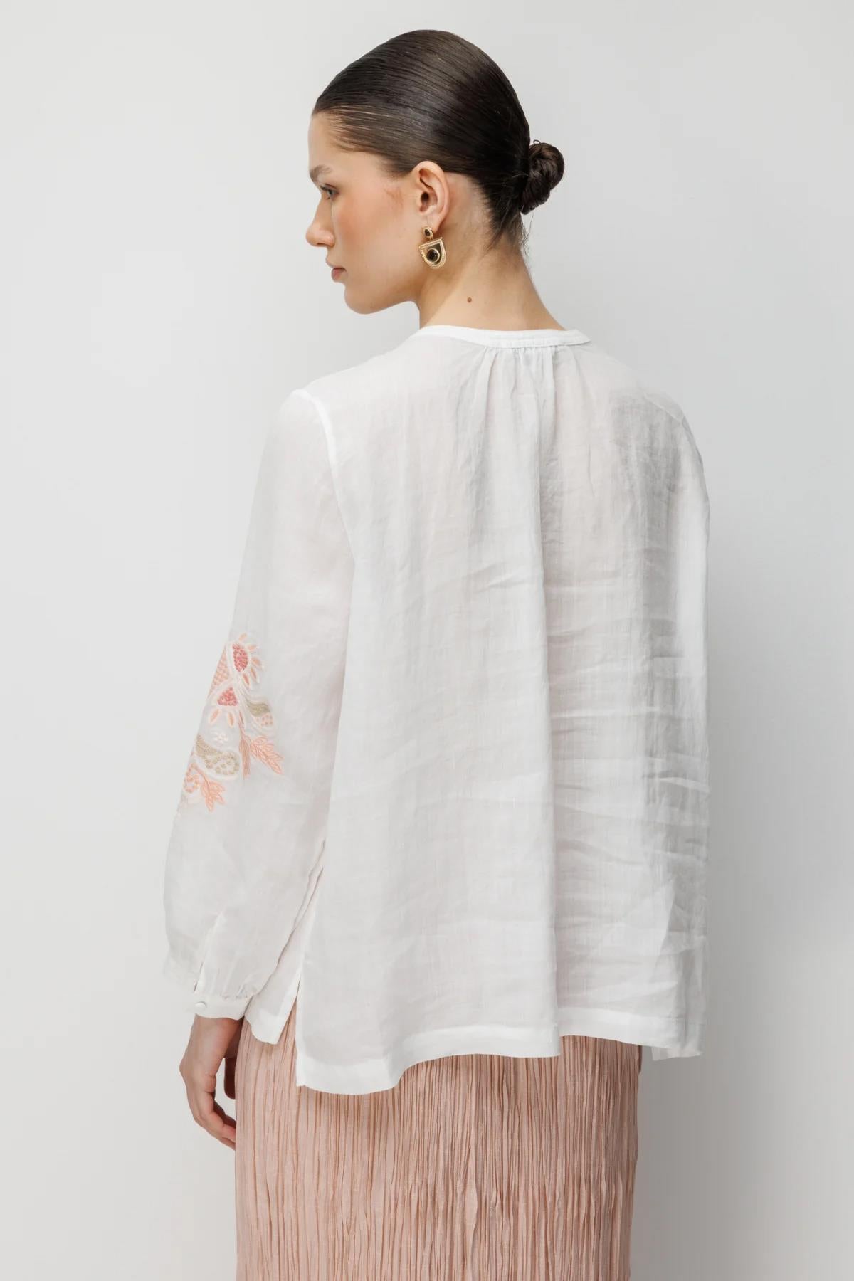 İşlemeli Sıfır Yaka Keten Bluz
