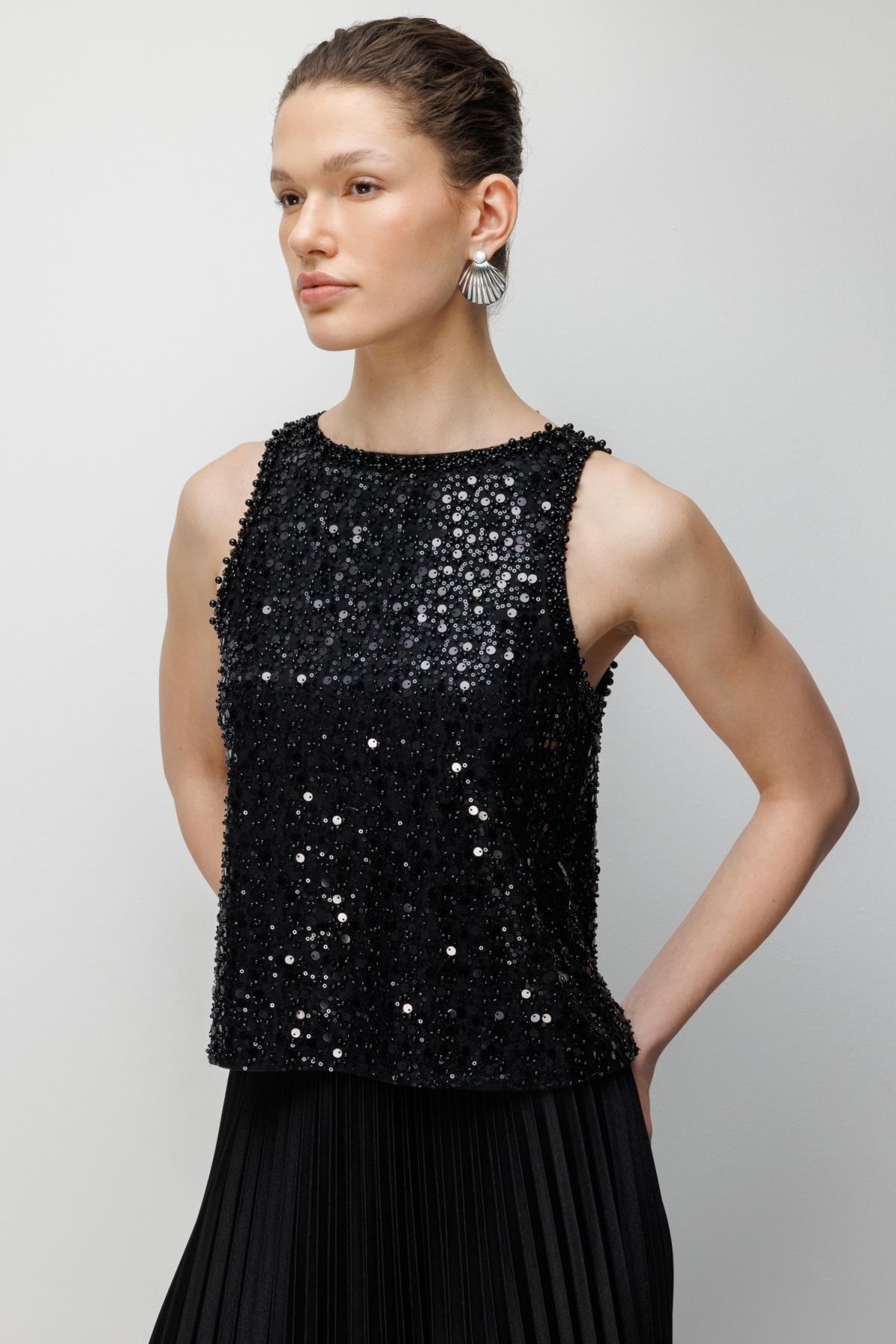 Yırtmaç Detaylı Boncuklu Kolsuz Bluz