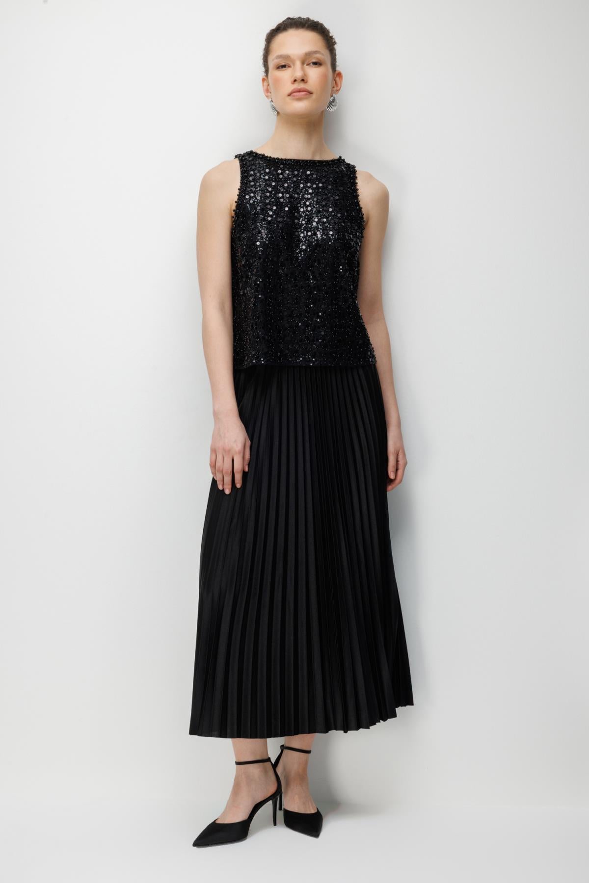 Yırtmaç Detaylı Boncuklu Kolsuz Bluz