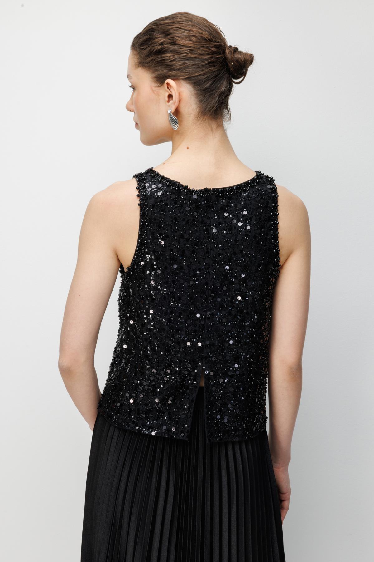 Yırtmaç Detaylı Boncuklu Kolsuz Bluz