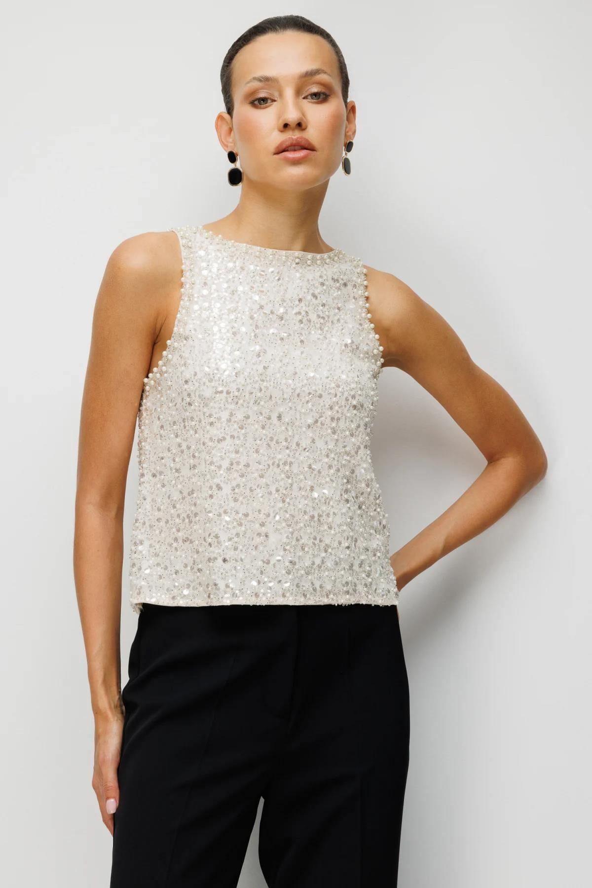 Yırtmaç Detaylı Boncuklu Kolsuz Bluz