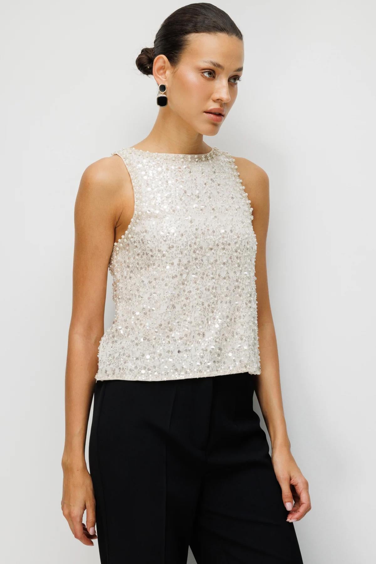 Yırtmaç Detaylı Boncuklu Kolsuz Bluz