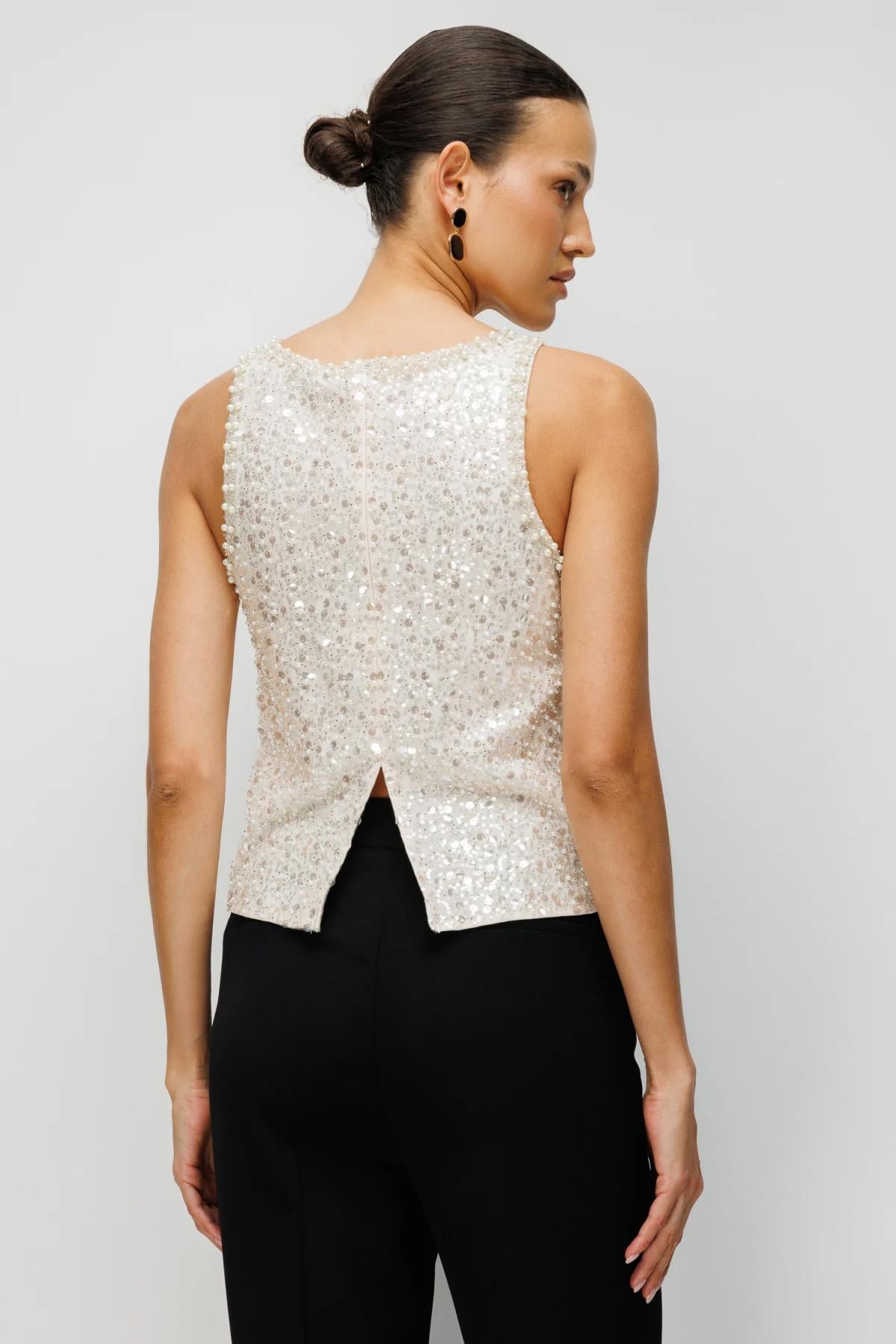 Yırtmaç Detaylı Boncuklu Kolsuz Bluz