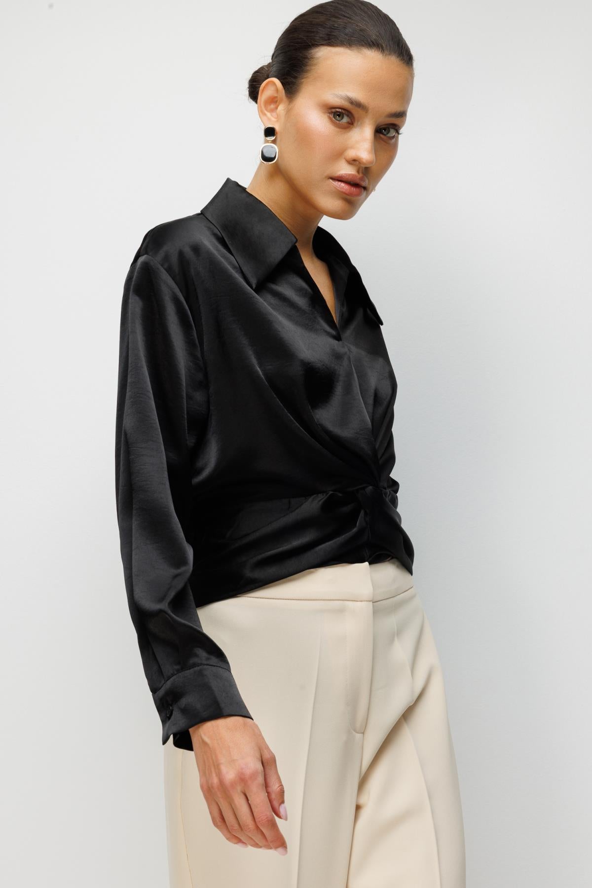 Büzgü Detaylı Saten Bluz